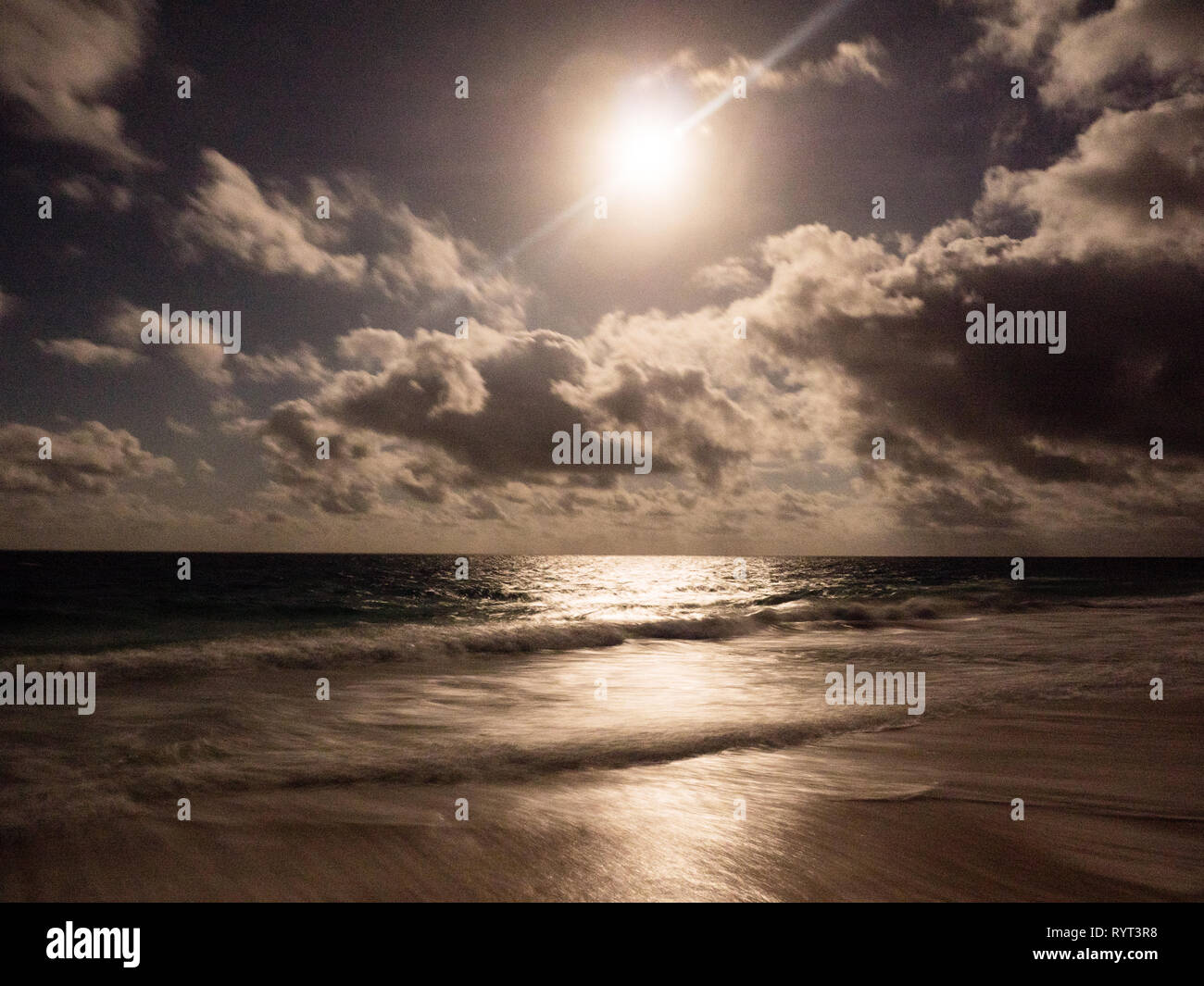 Mondlicht auf Ozean, Governors Harbour, Eleuthera, Bahamas, in der Karibik. Stockfoto