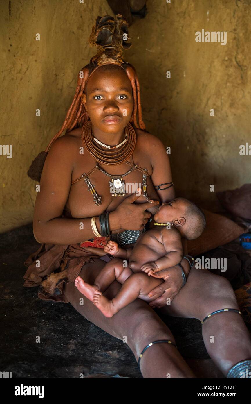 Frau Himba stillen Ihr Baby füttern, Kaokoveld, Namibia Stockfoto