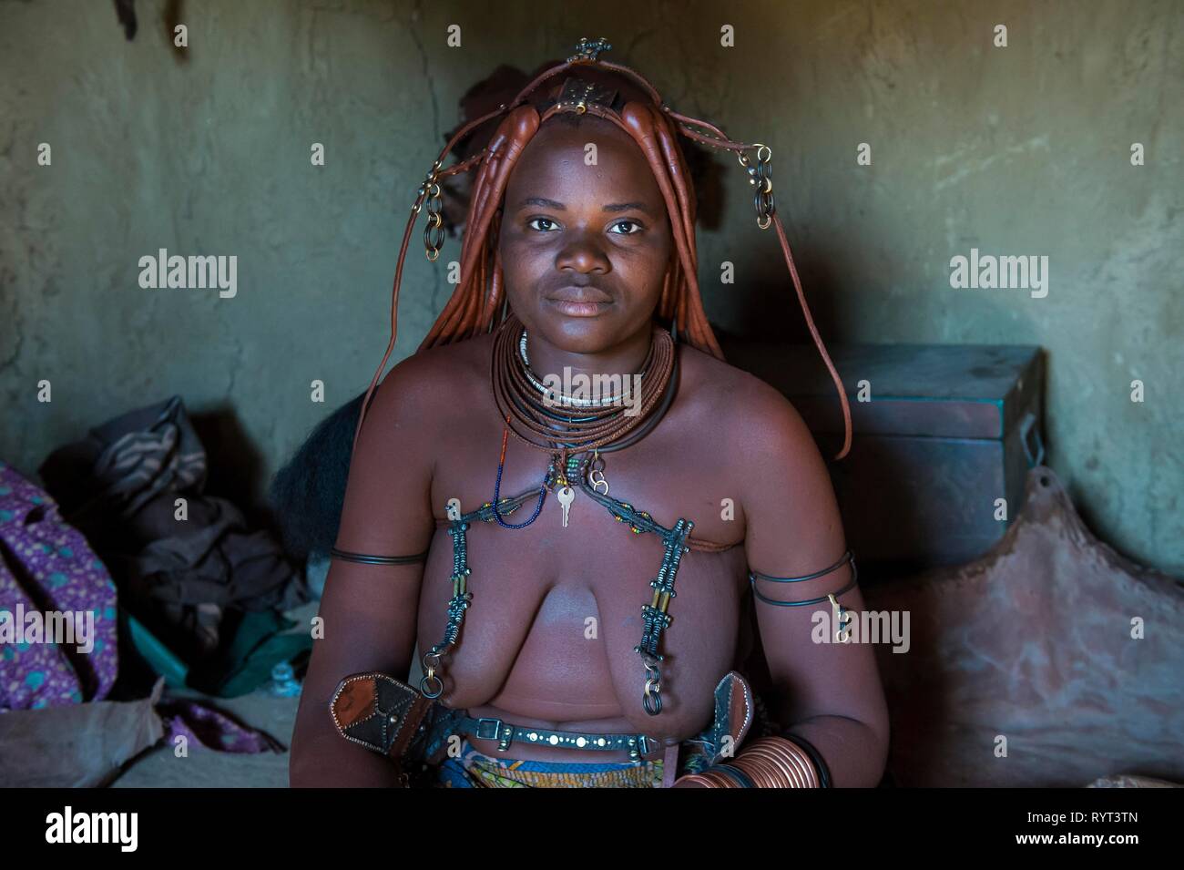Frau Himba in ihrer Hütte sitzen, Kaokoveld, Namibia Stockfoto