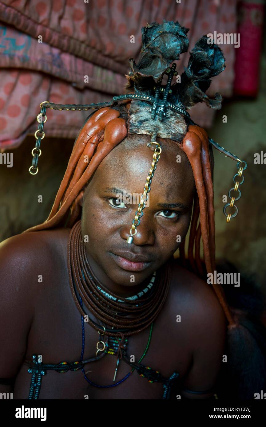 Freundliche Frau Himba in ihrer Hütte, Kaokoveld, Namibia Stockfoto