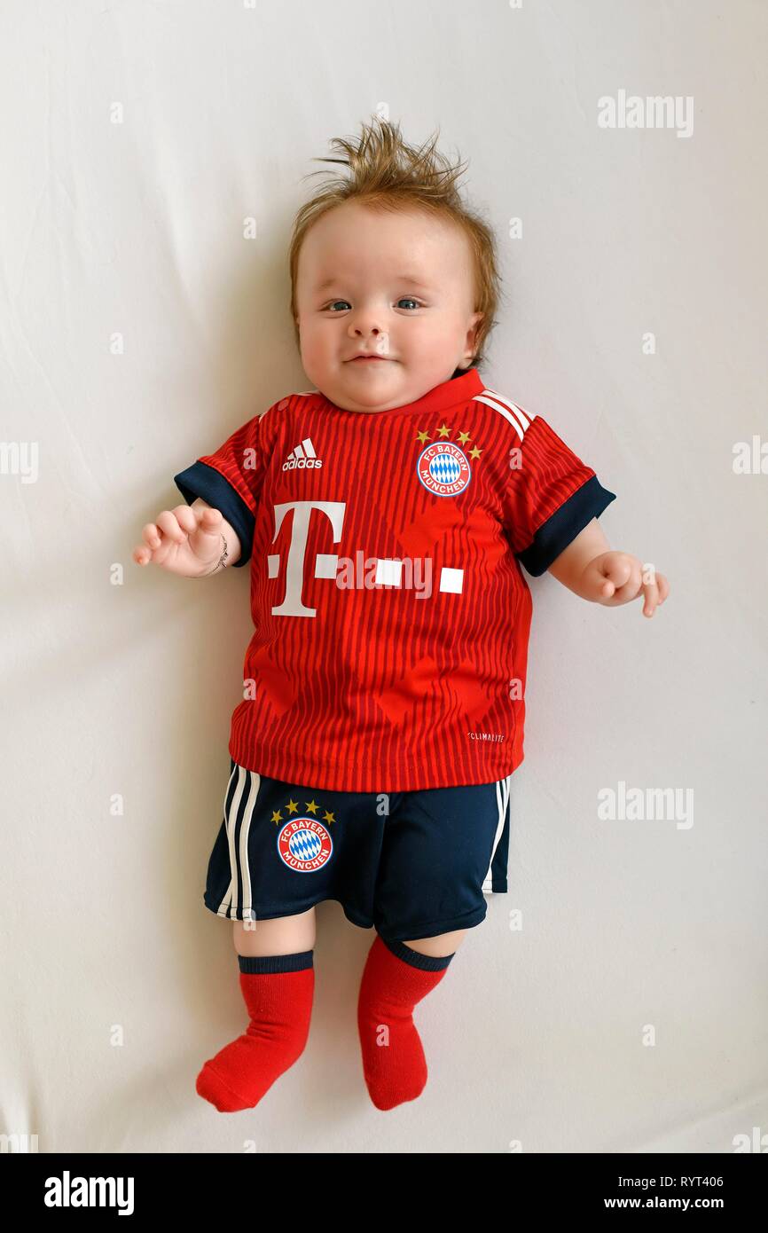Baby, 3 Monate, im Trikot des FC Bayern München, Baden-Württemberg, Deutschland Stockfoto
