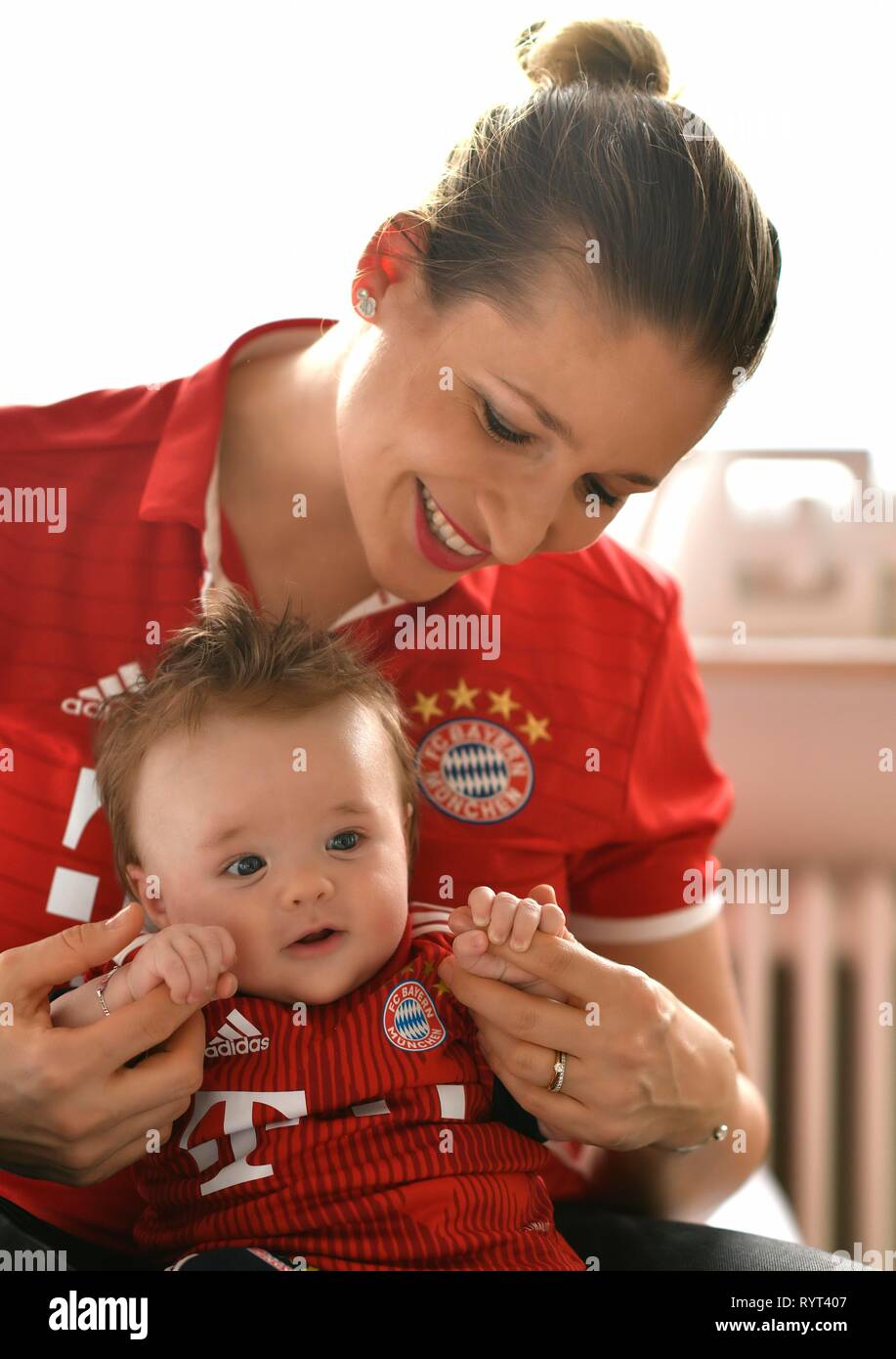 Mutter mit Baby, 3 Monate, im Trikot des FC Bayern München, Baden-Württemberg, Deutschland Stockfoto