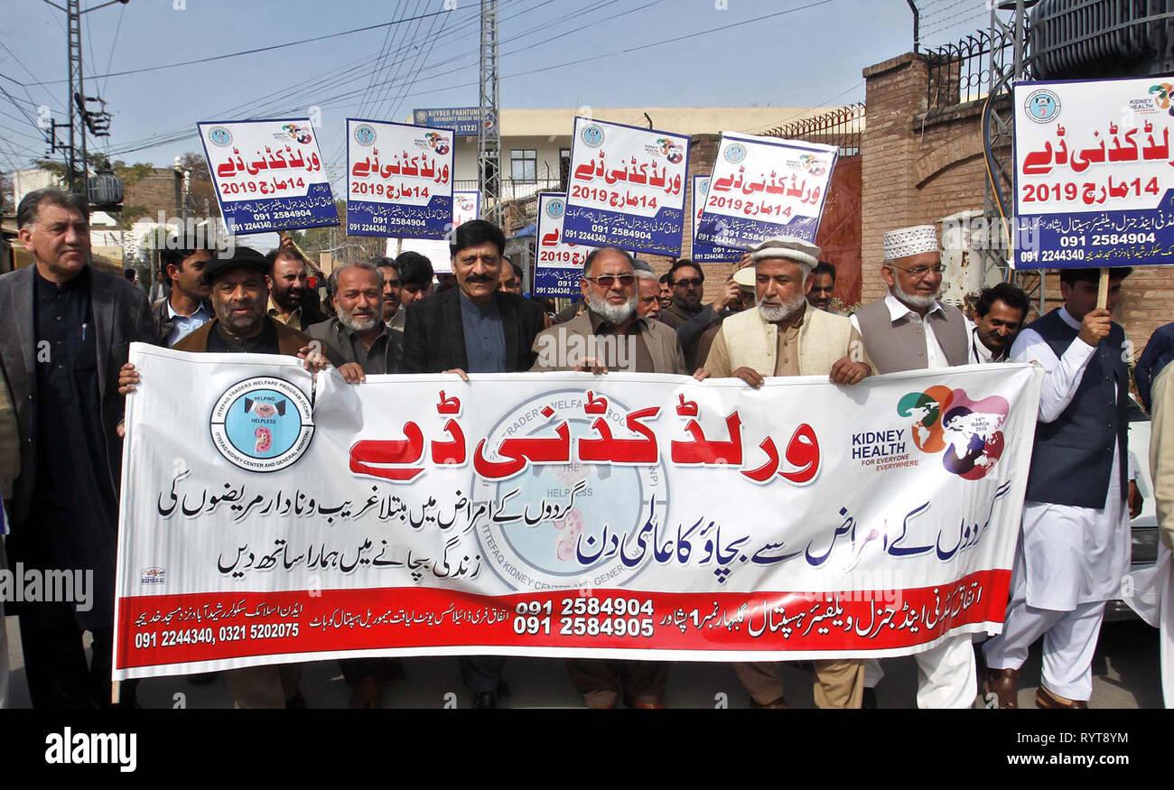 Die Teilnehmer durchlaufen eine Straße bei der Sensibilisierung, um sich über die Nieren Krankheit durch Ittefaq Niere und allgemeines Wohlergehen Krankenhaus anlässlich der Weltniere-tag angeordnet, in Peshawar am Donnerstag, 14. März 2019. Stockfoto