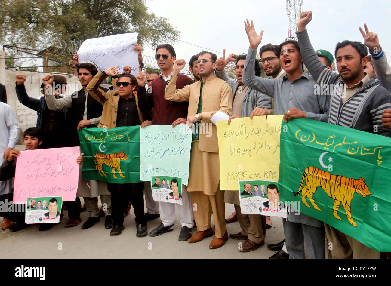 Mitglieder der muslimischen Schüler Föderation Nawaz (MSF-N) halten Protest Demonstration zugunsten des ehemaligen Ministerpräsidenten Nawaz Sharif in Peshawar Press Club am Donnerstag, 14. März 2019. Stockfoto