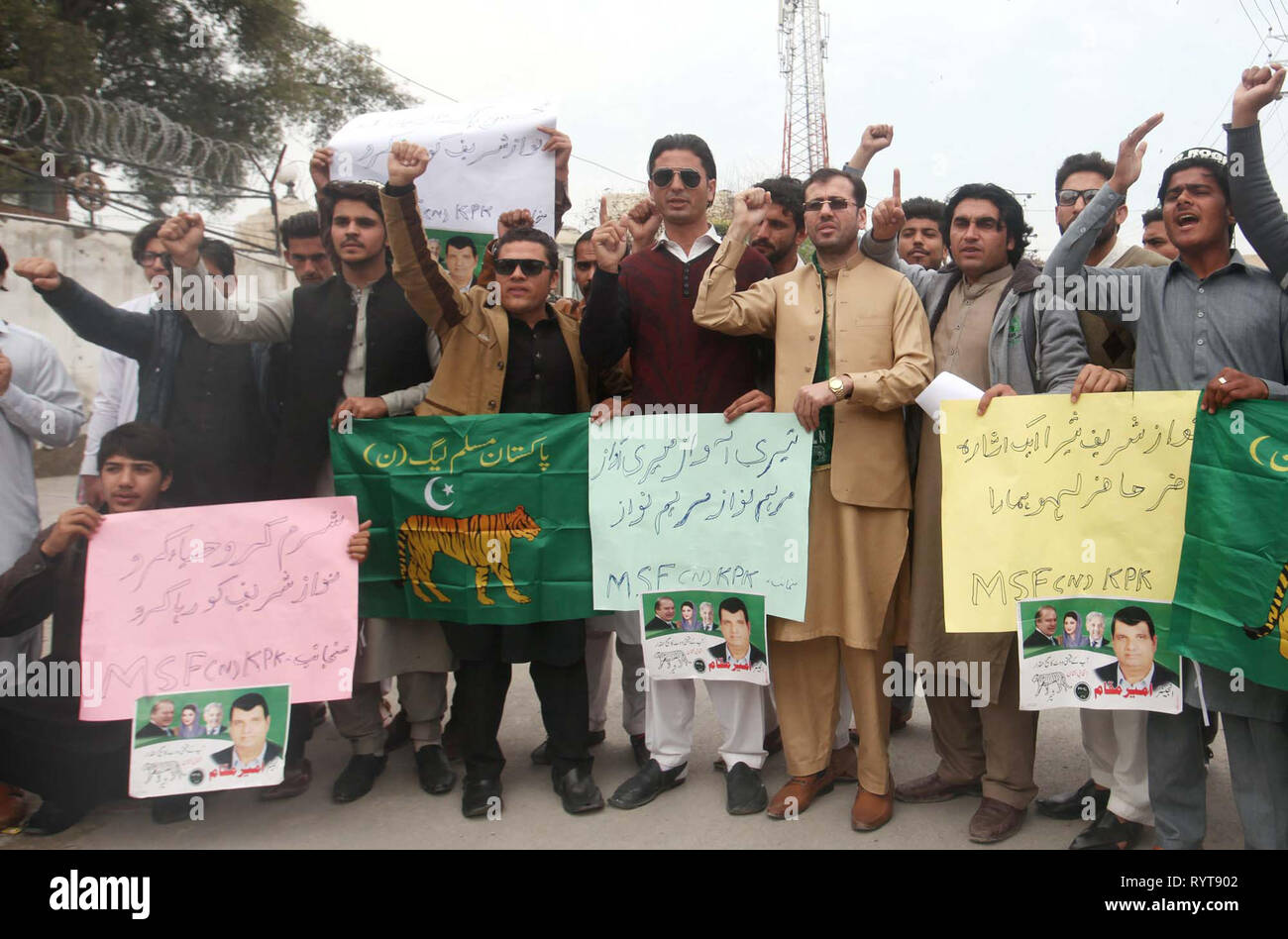 Mitglieder der muslimischen Schüler Föderation Nawaz (MSF-N) halten Protest Demonstration zugunsten des ehemaligen Ministerpräsidenten Nawaz Sharif in Peshawar Press Club am Donnerstag, 14. März 2019. Stockfoto
