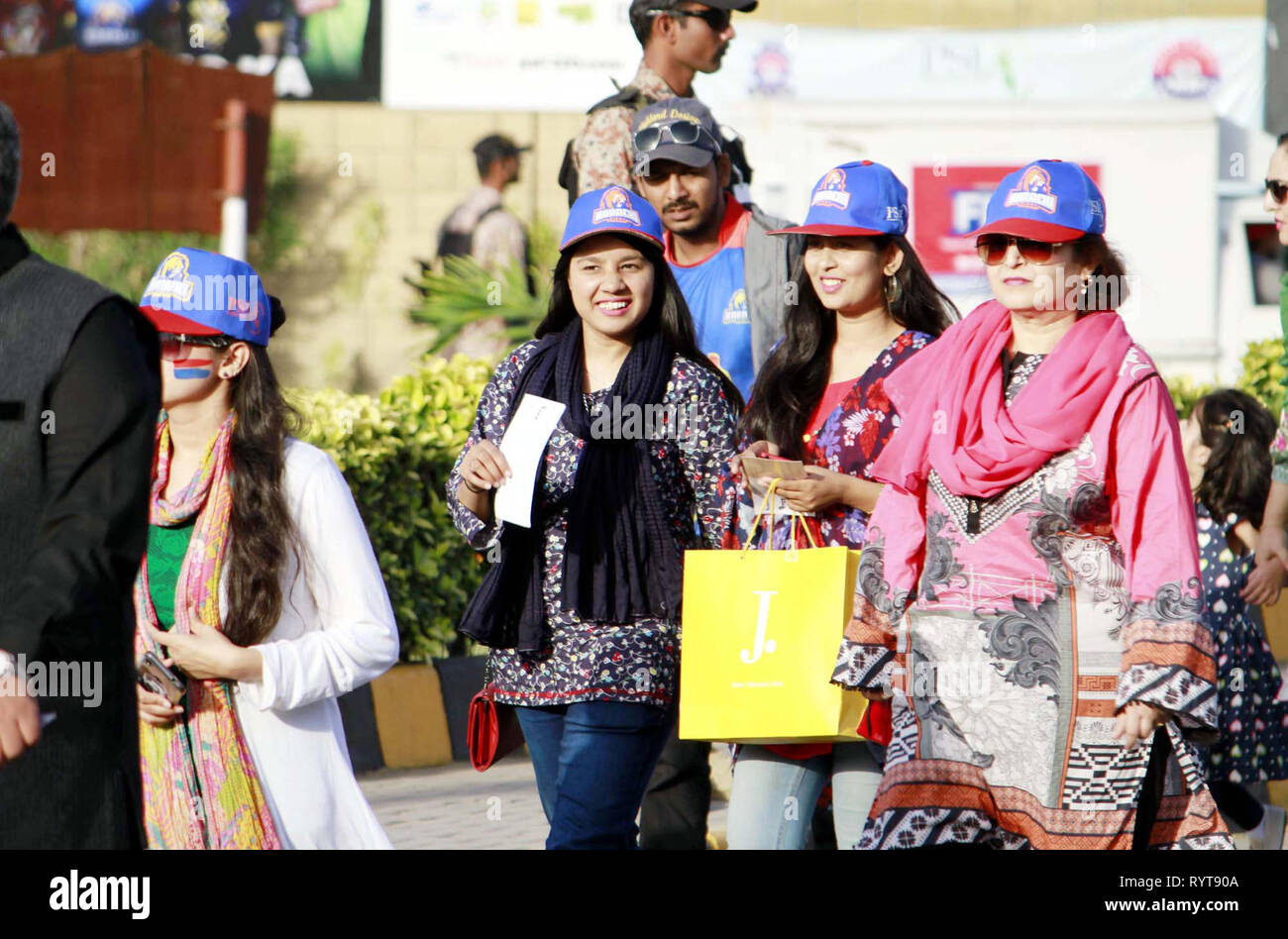 Cricket Liebhabern ankommt National Stadium zu sehen der Pakistan Super League (PSL-4) Entscheidungsspiel zwischen Karachi und Islamabad United in Karachi am Donnerstag, 14. März 2019. Stockfoto