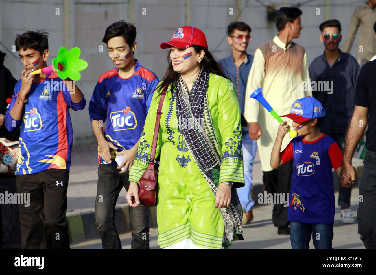 Cricket Liebhabern ankommt National Stadium zu sehen der Pakistan Super League (PSL-4) Entscheidungsspiel zwischen Karachi und Islamabad United in Karachi am Donnerstag, 14. März 2019. Stockfoto