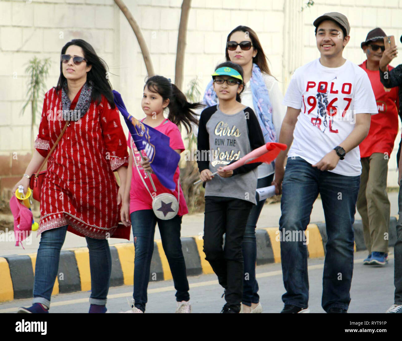 Cricket Liebhabern ankommt National Stadium zu sehen der Pakistan Super League (PSL-4) Entscheidungsspiel zwischen Karachi und Islamabad United in Karachi am Donnerstag, 14. März 2019. Stockfoto