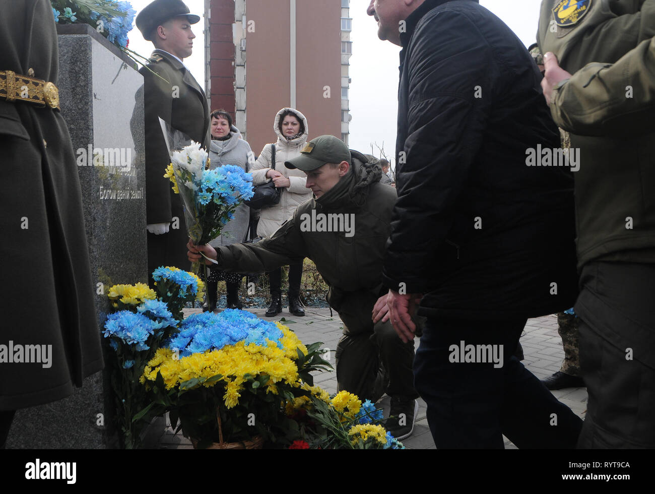 Kiew, Ukraine. 14 Mär, 2019. Menschen gesehen Zahlen Attribut für die Bürgerinnen und Bürger während der Feierlichkeiten zum Tag der ukrainischen Freiwilligen in Kiew zu markieren. Ukraine feiert Volunteer Day, die zu Ehren der Bürger, die sich freiwillig entschieden, den Zustand von russischen Aggression zu schützen gegründet wurde. Es war an diesem Tag vor fünf Jahren, dass die ersten 500 Freiwilligen aus der 'Selbst-Verteidigung der Maidan'' sozialen Bewegung in der "Nowyje Petrivtsi Trainingsplatz angekommen einen freiwilligen Bataillon, das in der Region Dnipropetrovsk Anfang April 2014 verlegt und wurde genannt Dnipro-2 zu bilden. Diese freiwillige Stockfoto