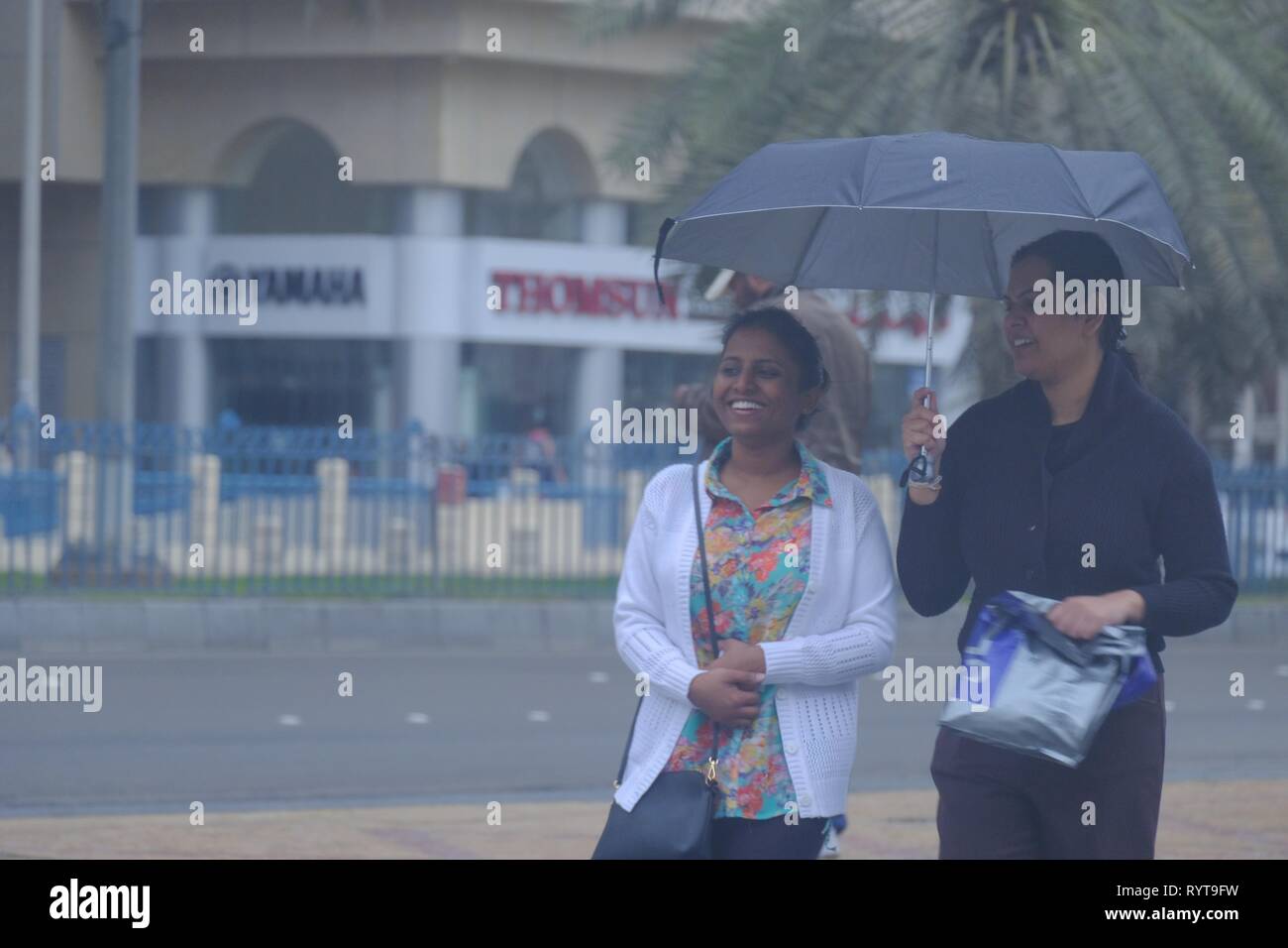 März 15, 2019: Abu Dhabi, VAE: Starke Winde und Regen über die Emirate Credit gefegt: Fahd Khan/Alamy leben Nachrichten Stockfoto