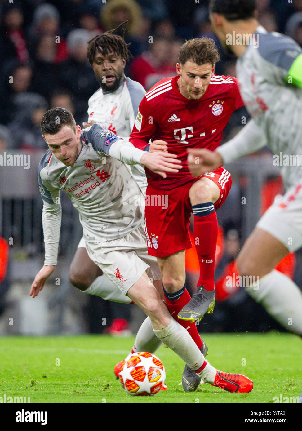 Andrew ROBERTSON (#26, LIV, links) im Duell mit Leon Goretzka (18, M). Fußball, FC Bayern München (M) - Liverpool (LIV) 1:3, UEFA Champions League, Saison 2018/2019, Runde 16, Rueckspiel, 13.03.2019 in Muenchen/ALLIANZARENA/Deutschland. € | Nutzung weltweit Stockfoto