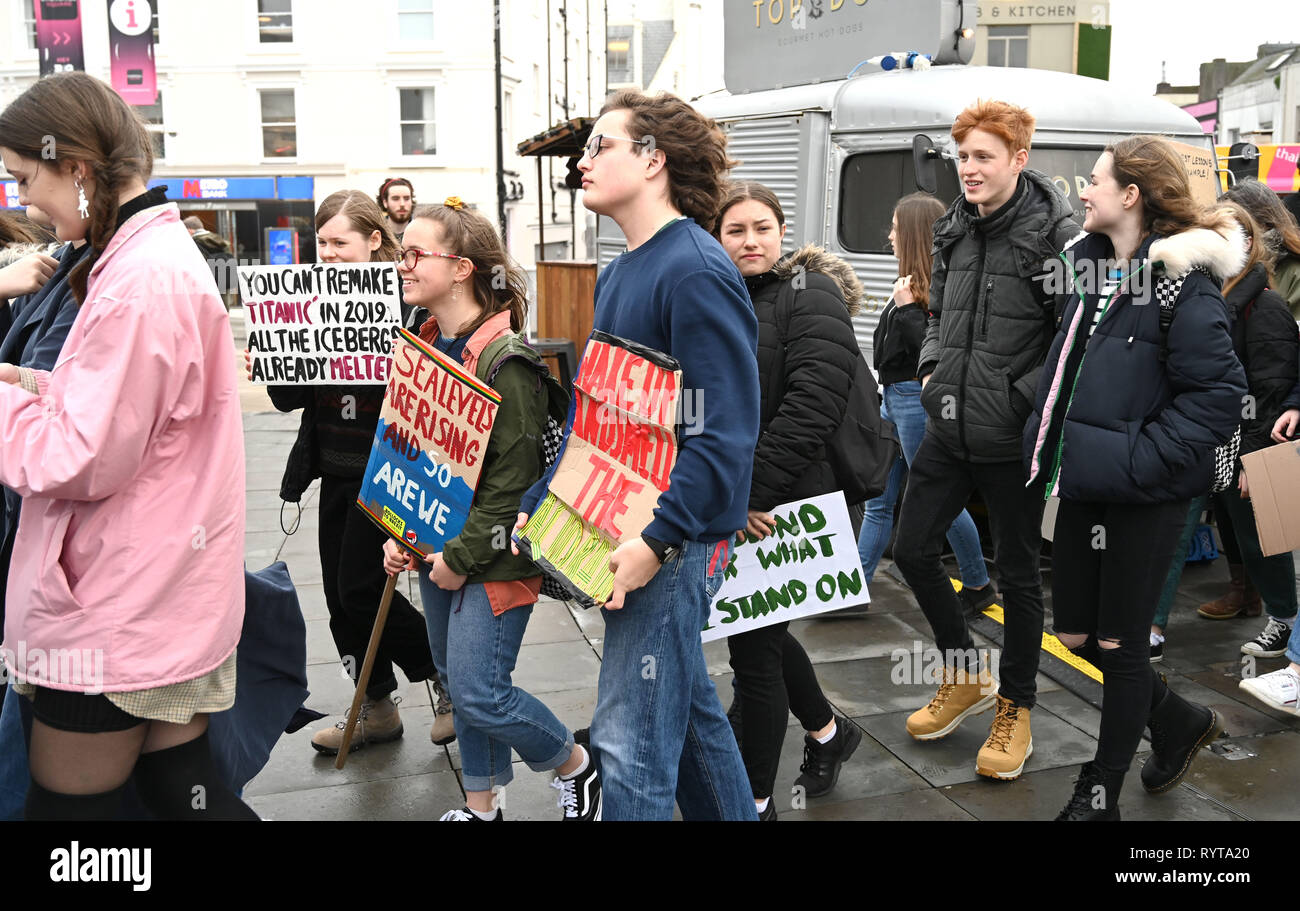 Brighton, UK. 15 Mär, 2019. Studenten und Schüler starten in Brighton zu sammeln in der zweiten Jugend Streik 4 Klima protestieren heute als Teil einer Co-koordinierte Tag der weltweiten Aktion. Tausende Studenten und Schüler werden auf Streik bei 11 zu gehen, bin ich heute als Teil einer Global Youth Action Protest gegen Klimawandel: Simon Dack/Alamy leben Nachrichten Stockfoto