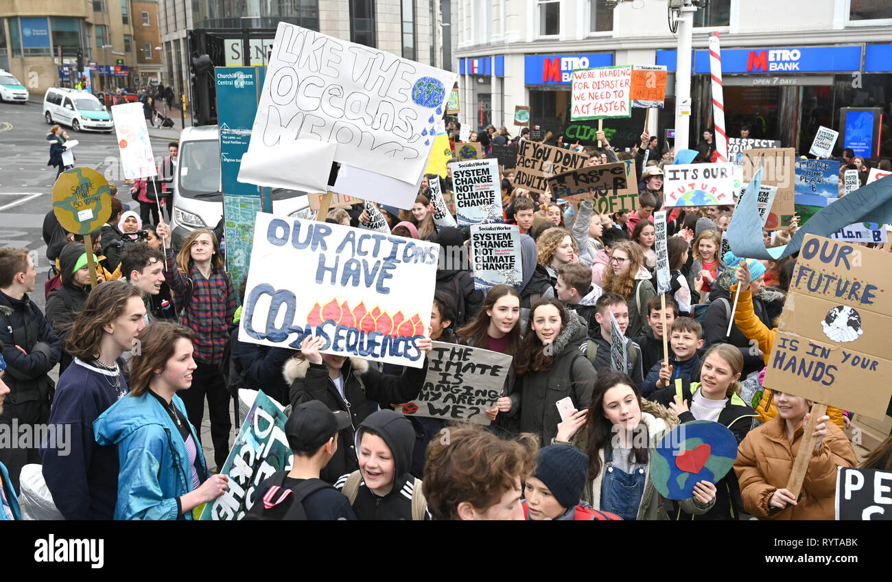 Brighton, UK. 15 Mär, 2019. Studenten und Schüler in Brighton, nehmen an der zweiten Jugend Streik 4 Klima protestieren heute als Teil eines koordinierten Tag der weltweiten Aktion. Tausende Studenten und Schüler werden auf Streik bei 11 zu gehen, bin ich heute als Teil einer Global Youth Action Protest gegen Klimawandel: Simon Dack/Alamy leben Nachrichten Stockfoto