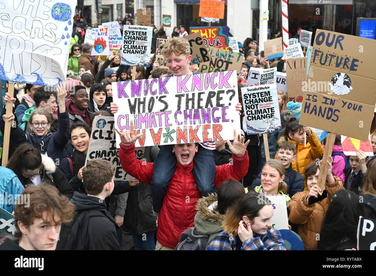 Brighton, UK. 15 Mär, 2019. Studenten und Schüler in Brighton, nehmen an der zweiten Jugend Streik 4 Klima protestieren heute als Teil eines koordinierten Tag der weltweiten Aktion. Tausende Studenten und Schüler werden auf Streik bei 11 zu gehen, bin ich heute als Teil einer Global Youth Action Protest gegen Klimawandel: Simon Dack/Alamy leben Nachrichten Stockfoto
