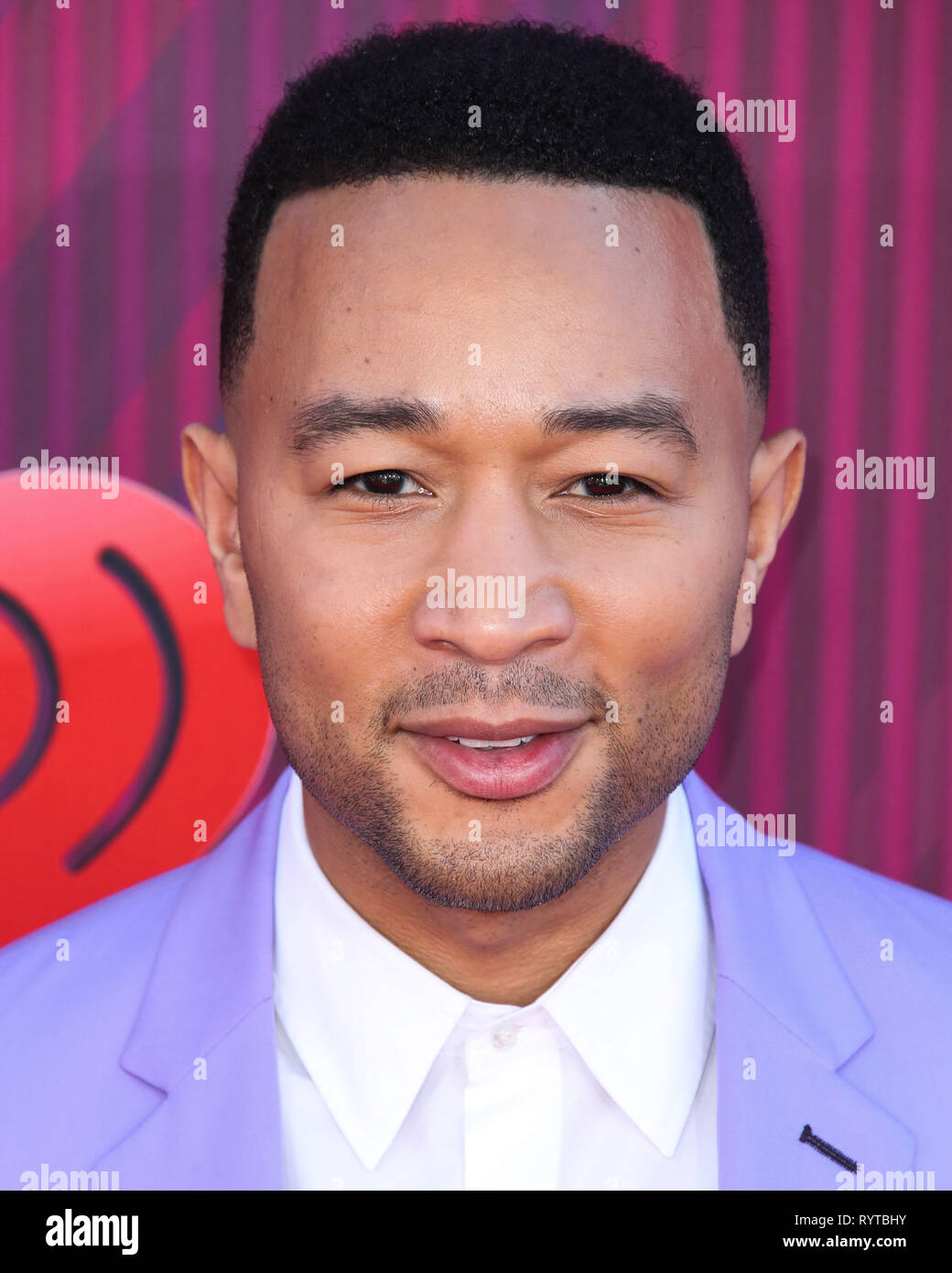 LOS ANGELES, Ca, USA - 14. März: Sänger John Legend Tragen eines Paul Smith Anzug und Celine Stiefel kommt an der 2019 iHeartRadio Music Awards bei Microsoft Theater in L.A. statt Live am 14. März 2019 in Los Angeles, Kalifornien, USA. (Foto von Xavier Collin/Image Press Agency) Stockfoto