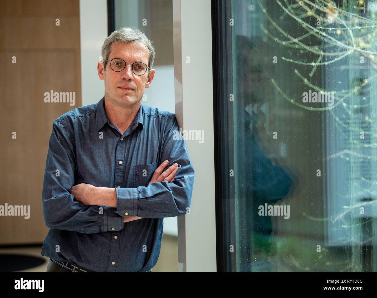 15. März 2019, Baden-Wuerttemberg, Stuttgart: Jens Hoeksma, mögliche Kläger, steht vor der Pressekonferenz der Räte der Arbeitsgruppe Eltern an Gymnasien (ARGE) Im Regierungsbezirk Stuttgart. ARGE droht eine Klage vor dem Verwaltungsgericht zu bringen, die ein betroffener Vater. Foto: Fabian Sommer/dpa Stockfoto