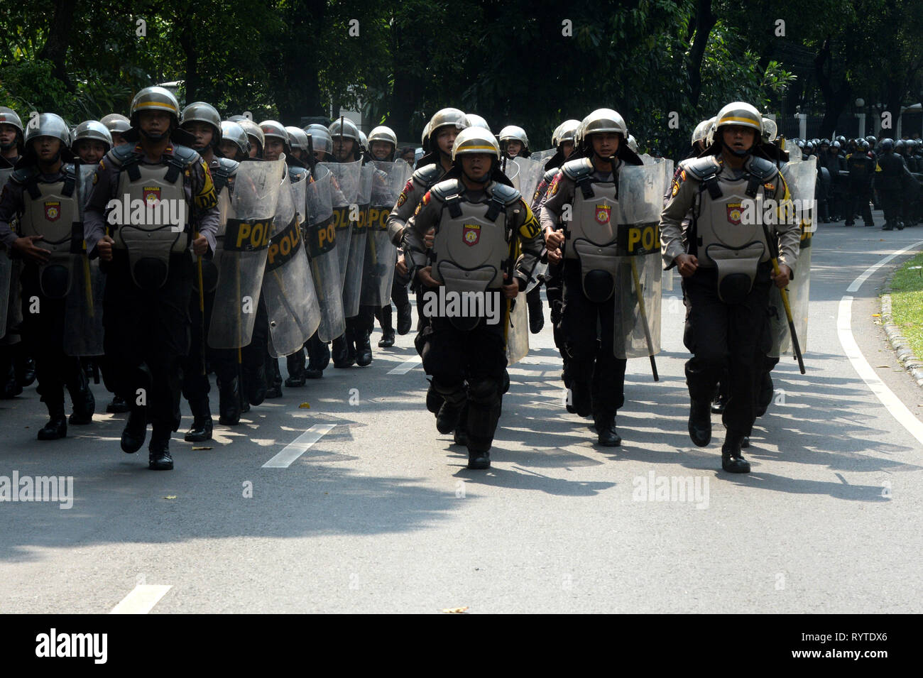 (190315) -- Jakarta, 15. März 2019 (Xinhua) - Indonesische Polizisten beteiligen sich in einer allgemeinen Wahl Sicherheit Bohrer in Jakarta, Indonesien, 15. März 2019. (Xinhua / Agung Kuncahya B.) Stockfoto