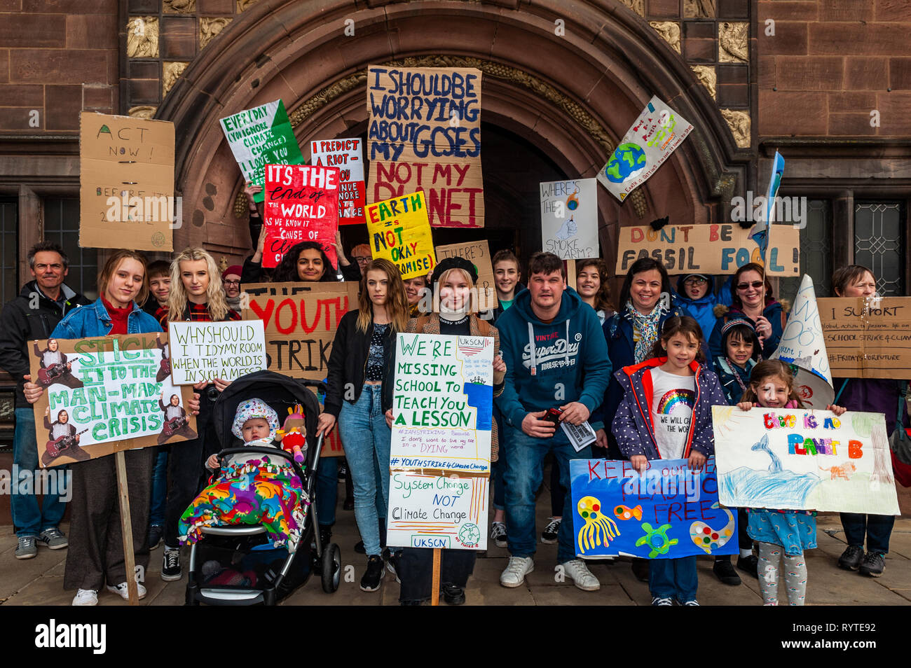 Coventry, West Midlands, UK. 15. März, 2019. Eine große Menge von Demonstranten außerhalb von Coventry Rat Haus heute Morgen versammelten sich mit Transparenten und Plakaten in der neuesten Klimawandel protestieren. Junge Menschen haben in den Straßen von Großbritannien in einem globalen Protest zu versuchen und über den Klimawandel bringen. Credit: Andy Gibson/Alamy Leben Nachrichten. Stockfoto