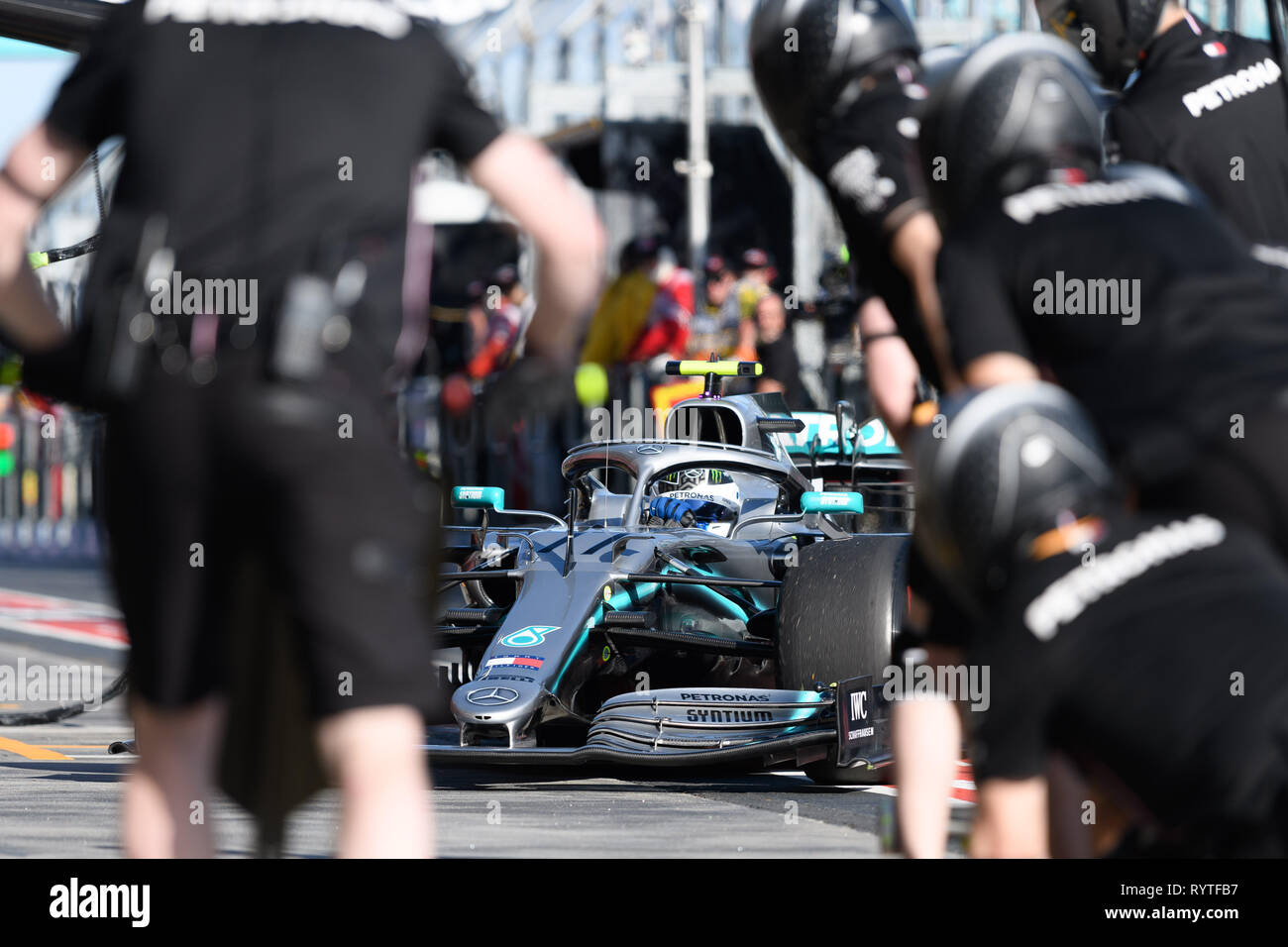 Albert Park, Melbourne, Australien. 15 Mär, 2019. Valtteri Bottas (FIN) #77 aus der MERCEDES AMG PETRONAS Motorsport Team kehrt in seine Garage während der Praxis Sitzung zwei an der 2019 australischen Formel 1 Grand Prix im Albert Park in Melbourne, Australien. Sydney Low/Cal Sport Media/Alamy leben Nachrichten Stockfoto