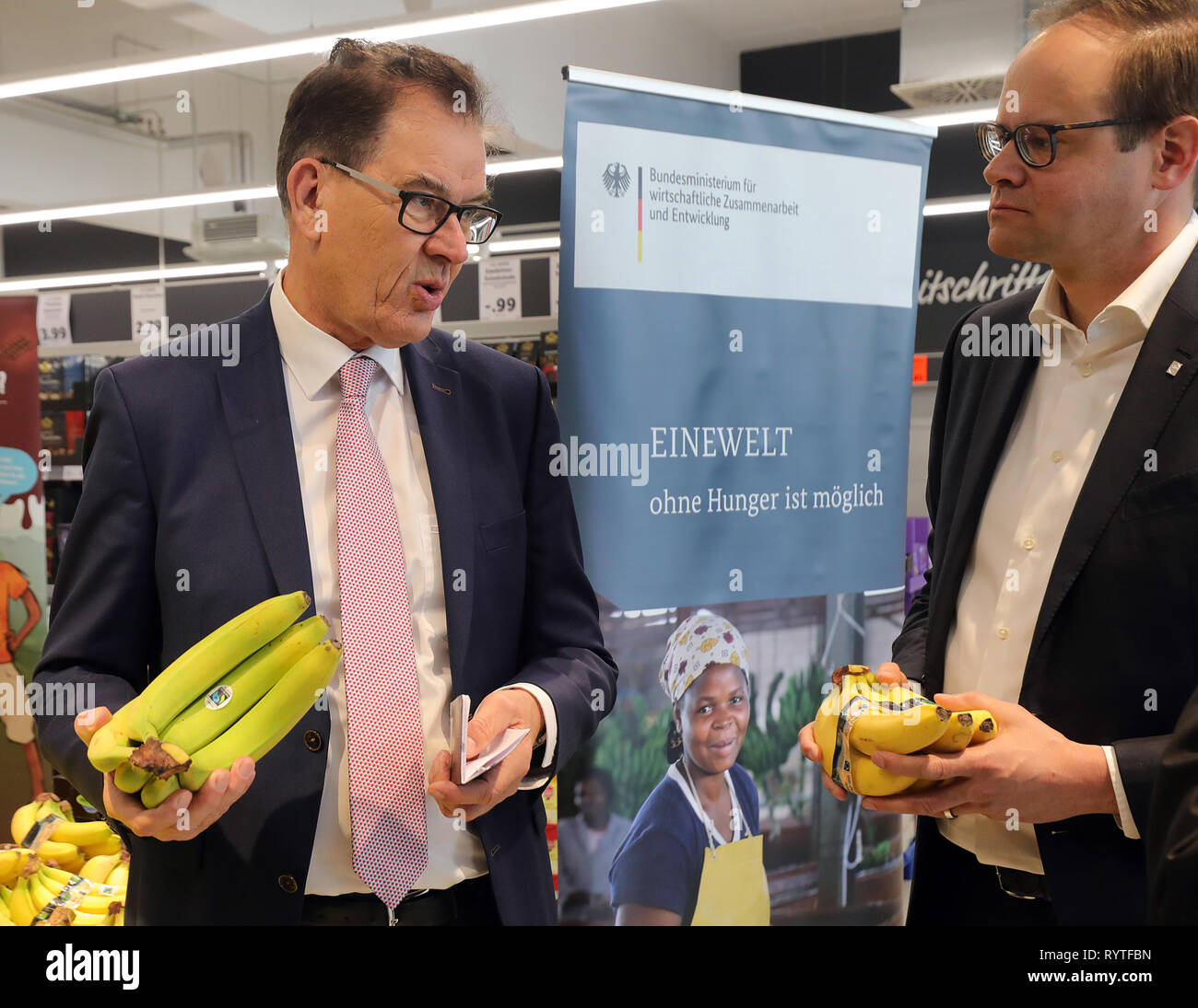 Berlin, Deutschland. 15 Mär, 2019. Gerd Müller (CSU), Deutscher Entwicklung Minister, ist über den fairen Einkauf in einen LIDL Supermarkt in Berlin unterrichtet und auf eine gemeinsame Supermarkt Tour von Matthias Oppitz (r), CEO von Lidl Deutschland begleitet. Minister Müller ist sich bewusst, dass die Möglichkeiten des fairen Einkauf gemacht. Quelle: Wolfgang Kumm/dpa/Alamy leben Nachrichten Stockfoto