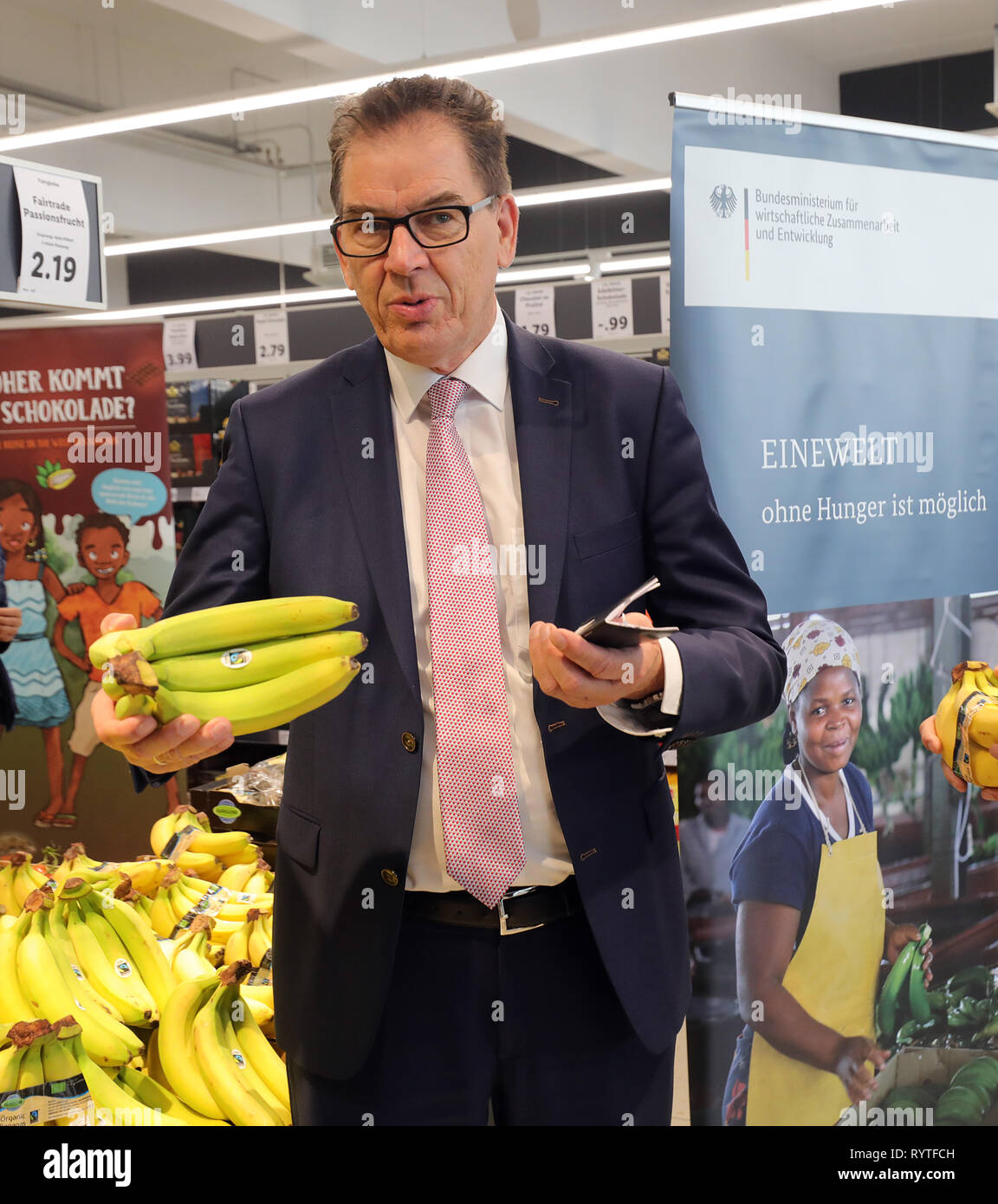 Berlin, Deutschland. 15 Mär, 2019. Gerd Müller (CSU), Deutscher Entwicklung Minister, ist über den fairen Einkauf in einen LIDL Supermarkt in Berlin informiert und wird durch den Geschäftsführer der Lidl Deutschland während einer gemeinsamen Supermarkt Tour begleitet werden. Minister Müller ist sich bewusst, dass die Möglichkeiten des fairen Einkauf gemacht. Quelle: Wolfgang Kumm/dpa/Alamy leben Nachrichten Stockfoto