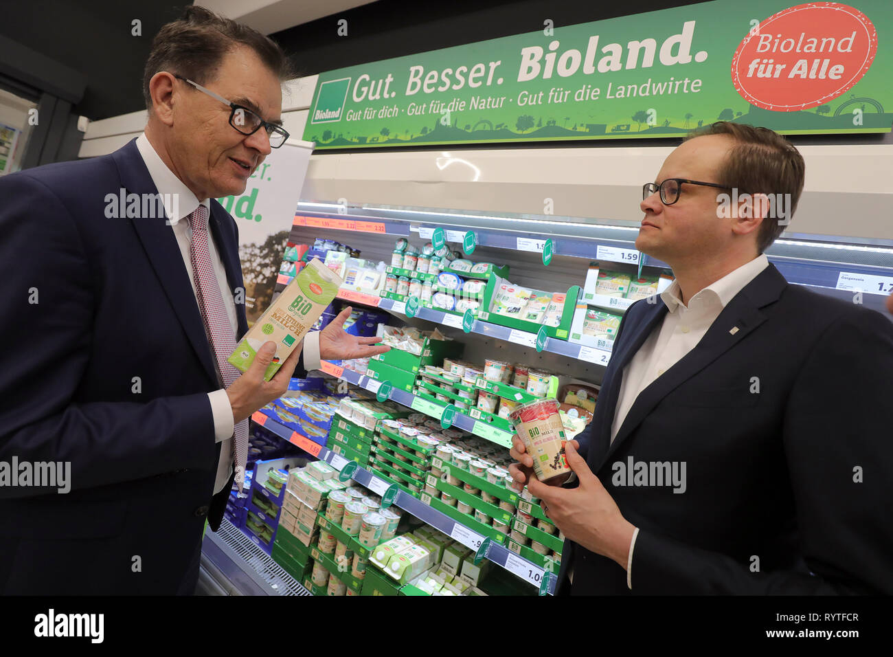 Berlin, Deutschland. 15 Mär, 2019. Gerd Müller (CSU), Deutscher Entwicklung Minister, ist über den fairen Einkauf in einen LIDL Supermarkt in Berlin unterrichtet und auf eine gemeinsame Supermarkt Tour von Matthias Oppitz (r), CEO von Lidl Deutschland begleitet. Minister Müller ist sich bewusst, dass die Möglichkeiten des fairen Einkauf gemacht. Quelle: Wolfgang Kumm/dpa/Alamy leben Nachrichten Stockfoto