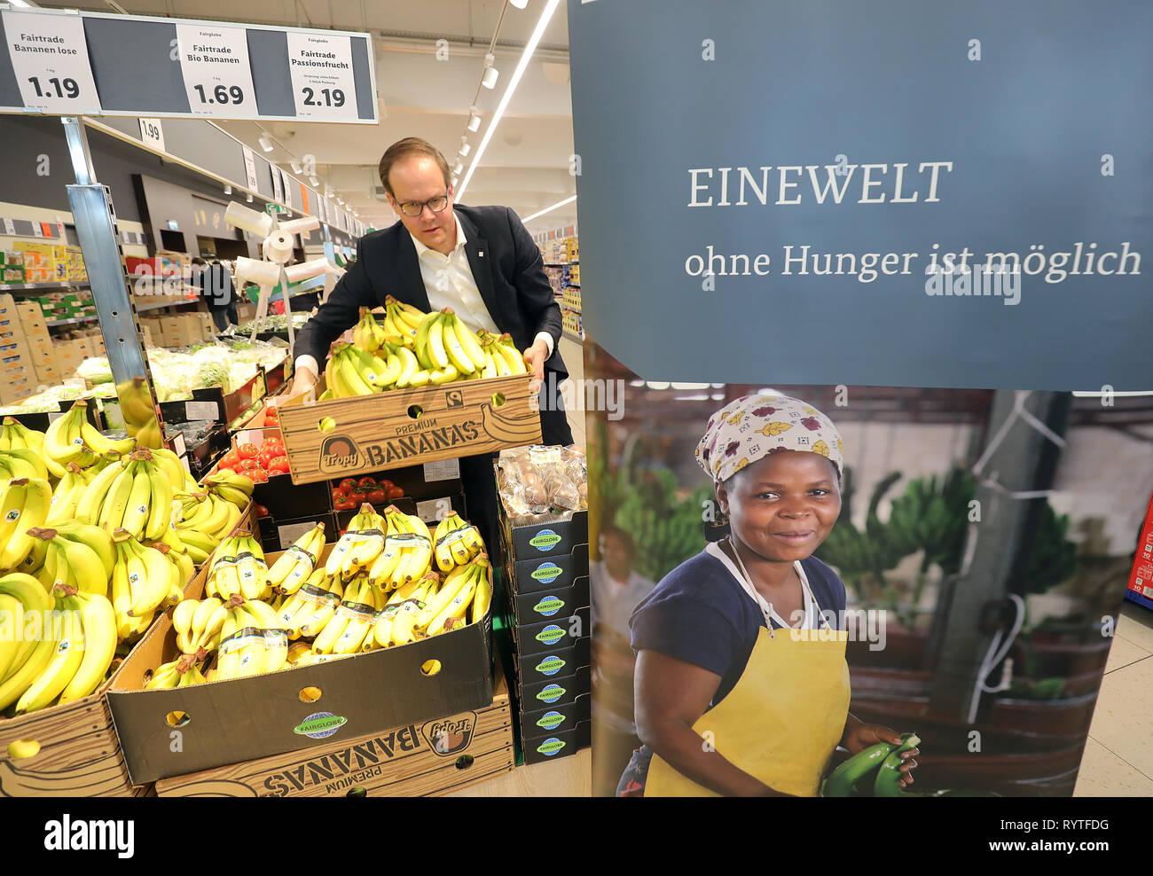 Berlin, Deutschland. 15 Mär, 2019. Matthias Oppitz, CEO von Lidl Deutschland, sortiert die Ware in einen LIDL Supermarkt in Berlin vor dem Bundes- Entwicklungsministerin für eine Tour kommt. Quelle: Wolfgang Kumm/dpa/Alamy leben Nachrichten Stockfoto
