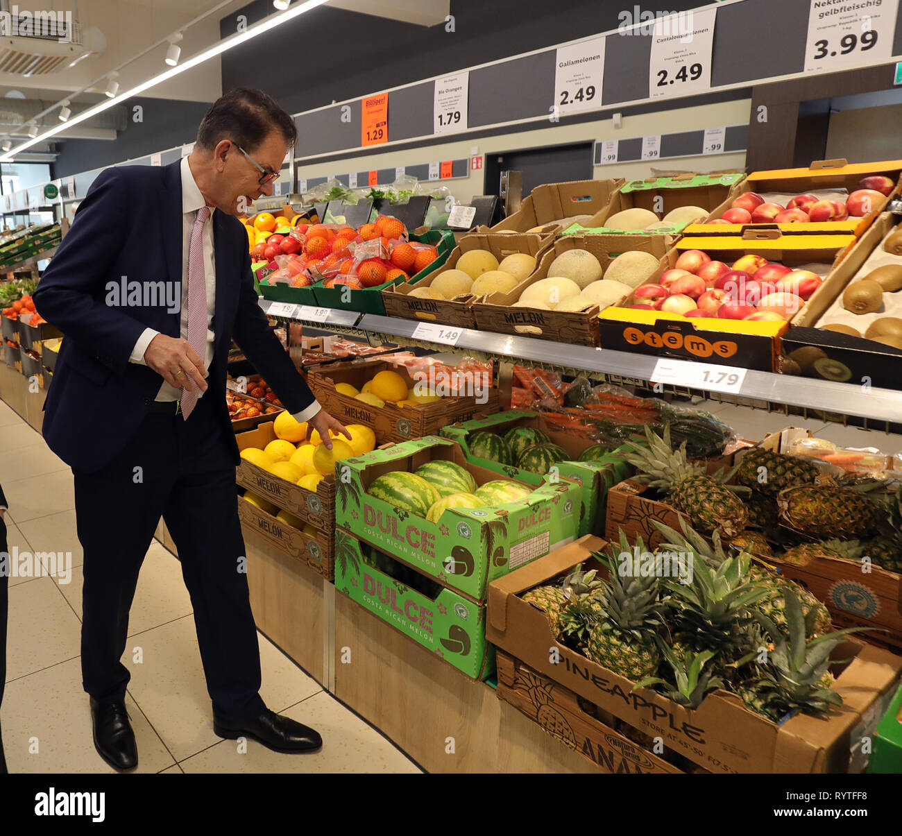Berlin, Deutschland. 15 Mär, 2019. Gerd Müller (CSU), Entwicklungsministerin, wird sich über den fairen Einkauf in einen LIDL Supermarkt in Berlin informieren und wird durch den Geschäftsführer der Lidl Deutschland während einer gemeinsamen Supermarkt Tour begleitet werden. Minister Müller ist sich bewusst, dass die Möglichkeiten des fairen Einkauf gemacht. Quelle: Wolfgang Kumm/dpa/Alamy leben Nachrichten Stockfoto