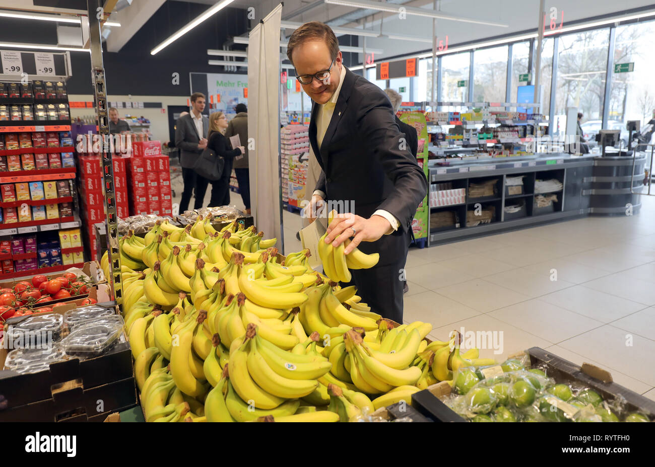 Berlin, Deutschland. 15 Mär, 2019. Matthias Oppitz, CEO von Lidl Deutschland, sortiert die Ware in einen LIDL Supermarkt in Berlin vor dem Bundes- Entwicklungsministerin für eine Tour kommt. Quelle: Wolfgang Kumm/dpa/Alamy leben Nachrichten Stockfoto