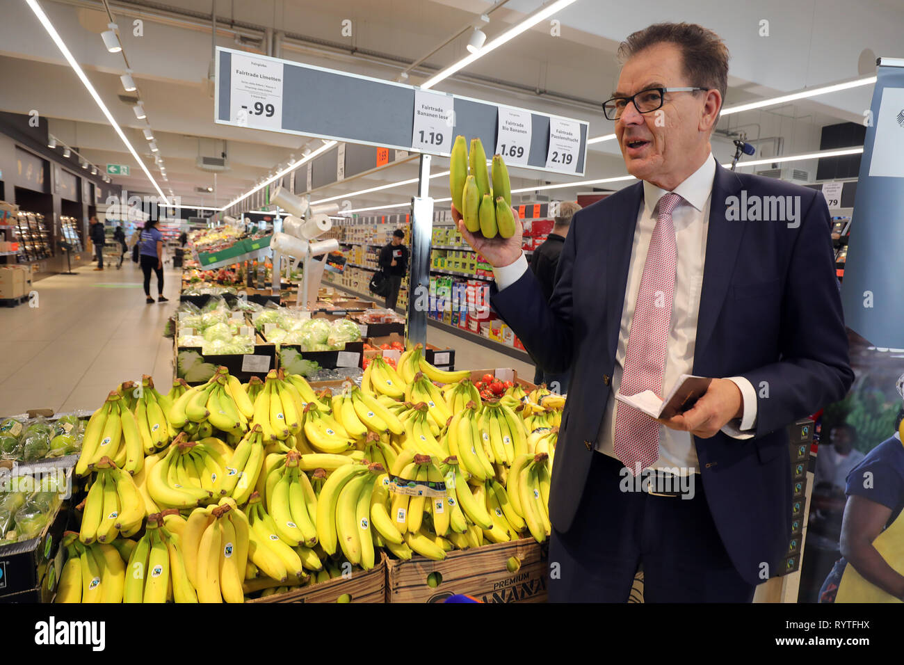 Berlin, Deutschland. 15 Mär, 2019. Gerd Müller (CSU), Entwicklungsministerin, wird sich über den fairen Einkauf in einen LIDL Supermarkt in Berlin informieren und wird durch den Geschäftsführer der Lidl Deutschland während einer gemeinsamen Supermarkt Tour begleitet werden. Minister Müller ist sich bewusst, dass die Möglichkeiten des fairen Einkauf gemacht. Quelle: Wolfgang Kumm/dpa/Alamy leben Nachrichten Stockfoto