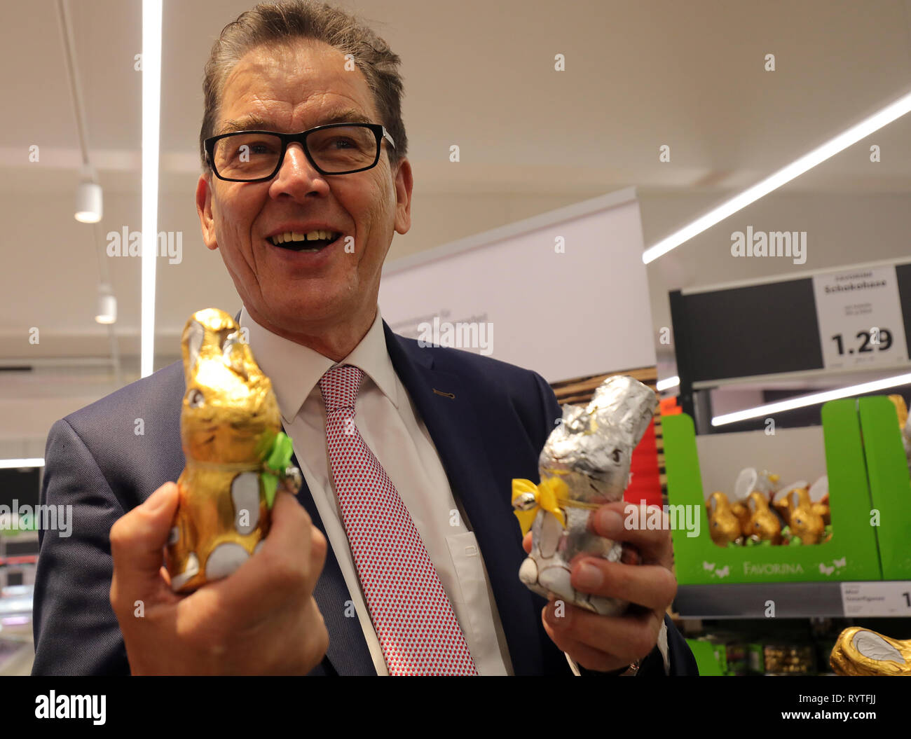 Berlin, Deutschland. 15 Mär, 2019. Gerd Müller (CSU), Entwicklungsministerin, wird sich über den fairen Einkauf in einen LIDL Supermarkt in Berlin informieren und wird durch den Geschäftsführer der Lidl Deutschland während einer gemeinsamen Supermarkt Tour begleitet werden. Minister Müller ist sich bewusst, dass die Möglichkeiten des fairen Einkauf gemacht. Quelle: Wolfgang Kumm/dpa/Alamy leben Nachrichten Stockfoto