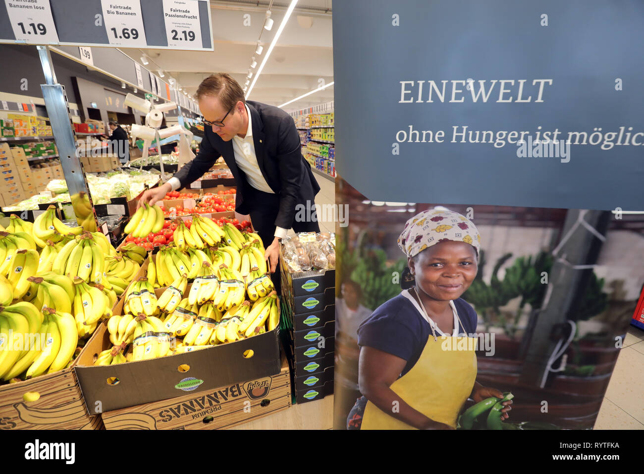 Berlin, Deutschland. 15 Mär, 2019. Matthias Oppitz, CEO von Lidl Deutschland, sortiert die Ware in einen LIDL Supermarkt in Berlin vor dem Bundes- Entwicklungsministerin für eine Tour kommt. Quelle: Wolfgang Kumm/dpa/Alamy leben Nachrichten Stockfoto