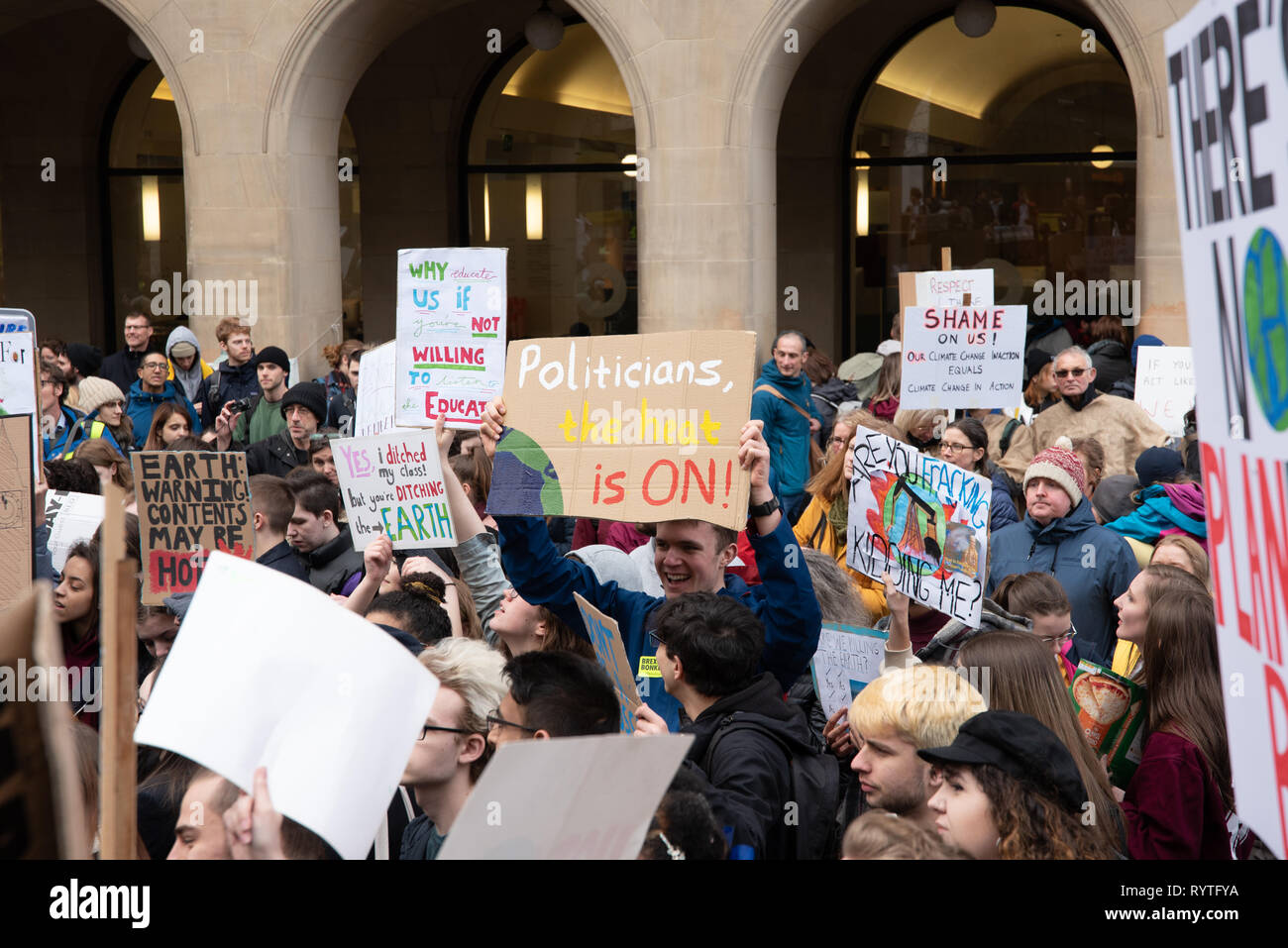 Manchester, Großbritannien. 15 Mär, 2019. Heute 15. März auf dem Petersplatz (Manchester, UK) um 12:00 Uhr Schülerinnen und Schüler kamen aus ihren Schulen als Teil des globalen Streik fordert verstärkte Maßnahmen gegen den Klimawandel. Eine Koalition von Studenten aus der Jugend Streik 4 Klima, der britische Student Klima Netzwerk und die britische Jugend Klima Koalition sind markante Aktion aus der Regierung zu verlangen. Credit: Alvaro Velazquez Gardeta/Alamy leben Nachrichten Stockfoto