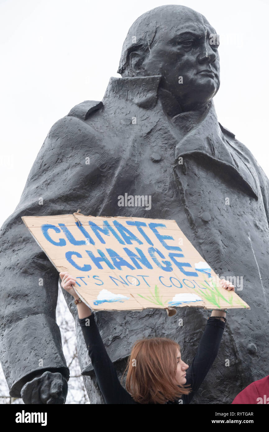 London, Großbritannien. 15. Mär 2019. Masse student Klimawandel Protest in London die Demonstranten auf die Winston Churchill statue Credit: Ian Davidson/Alamy leben Nachrichten Stockfoto