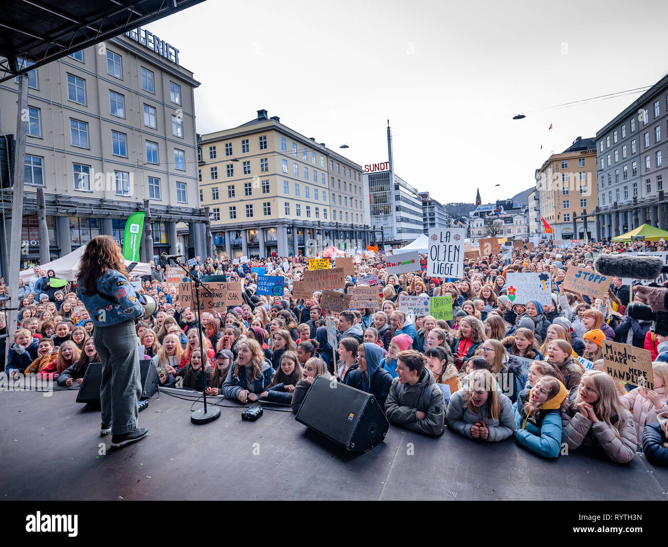Bergen, Norwegen. 14 Mär, 2019. Norwegen, Bergen - März 14., 2019. Masse student Klimawandel Protest erfolgt auf Torgallmenningen in Bergen. (Foto: Gonzales Foto/Alamy leben Nachrichten Stockfoto