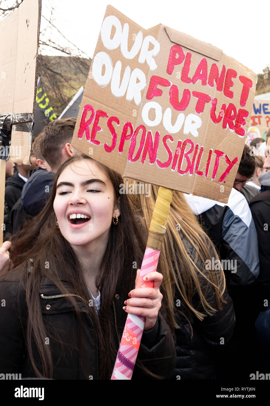 Edinburgh, Schottland, Großbritannien. 15. März, 2019. Studenten und Schulkinder, die kontrovers im Streik von der Schule nehmen Sie teil an einem Freitag für die Zukunft sind, Schule Streik 4 Klima Demonstration vor dem Schottischen Parlament in Holyrood, Edinburgh. Credit: Iain Masterton/Alamy leben Nachrichten Stockfoto