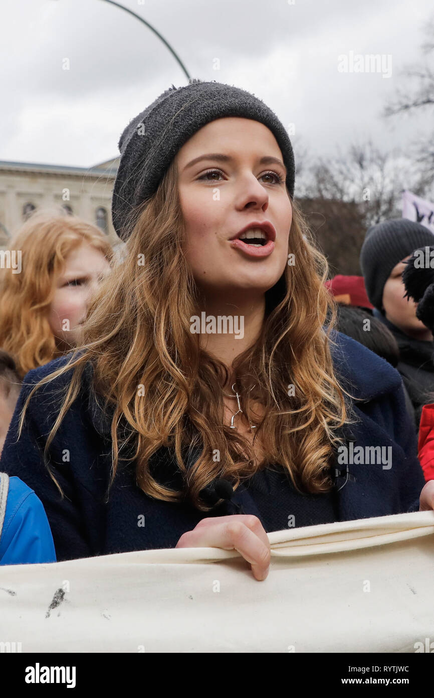 Berlin, Deutschland. 15 Mär, 2019. Luisa-Marie Neubauer, Deutsche Klimaschutz Aktivist, nimmt teil an der "Freitags für Zukunft" Demonstration. Unter dem Motto #FridaysForFuture, um 1700 Kundgebungen in rund 100 Ländern weltweit stehen auf dem Programm, darunter verschiedene deutsche Städte. Die Studenten fordern drastische Maßnahmen gegen die globale Erwärmung. Credit: Carsten Koall/dpa/Alamy leben Nachrichten Stockfoto