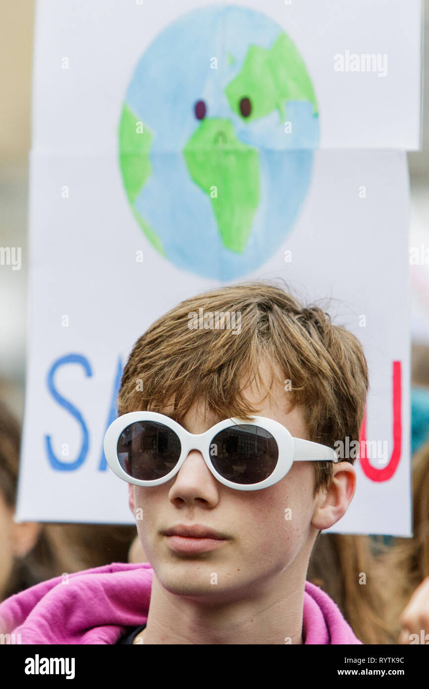 Bristol, UK. 15 Mär, 2019. Bristol College Studenten und Schulkinder, die den Klimawandel Plakate und Schilder abgebildet sind wie sie protestieren außerhalb Bristol City Hall. Die Schüler, die auch in den Streik letzten Monat ging ging heute aus der Schule wieder als Teil eines landesweiten Streik koordinierte Aktion zur Klimapolitik zu zwingen. Credit: lynchpics/Alamy leben Nachrichten Stockfoto