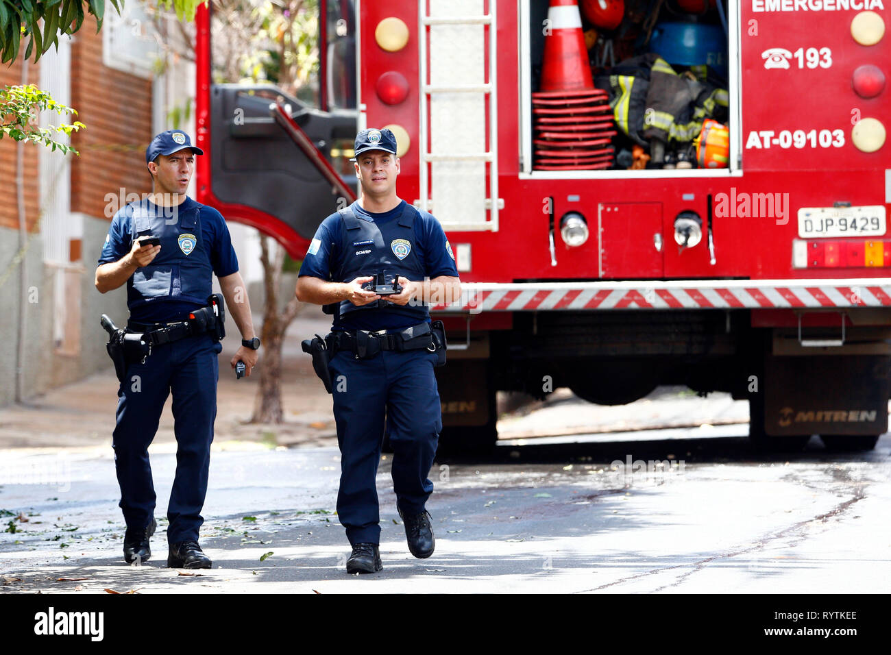 Sao Paulo, Brasilien. 15. Mär 2019. SP-Ribeirao Preto - 03/15/2019 - Gun Shop schlug durch Brand nach Explosion in Ribeir o Preto schießen Stand - ein Fischerdorf, Waffen- und MUNI-shop, wo eine professionelle Aufnahmen Stand durch einen Brand, die nach einer Explosion Foto: Thiago Calil/AGIF AGIF/Alamy Credit: Live News durchgeführt wurde. Stockfoto