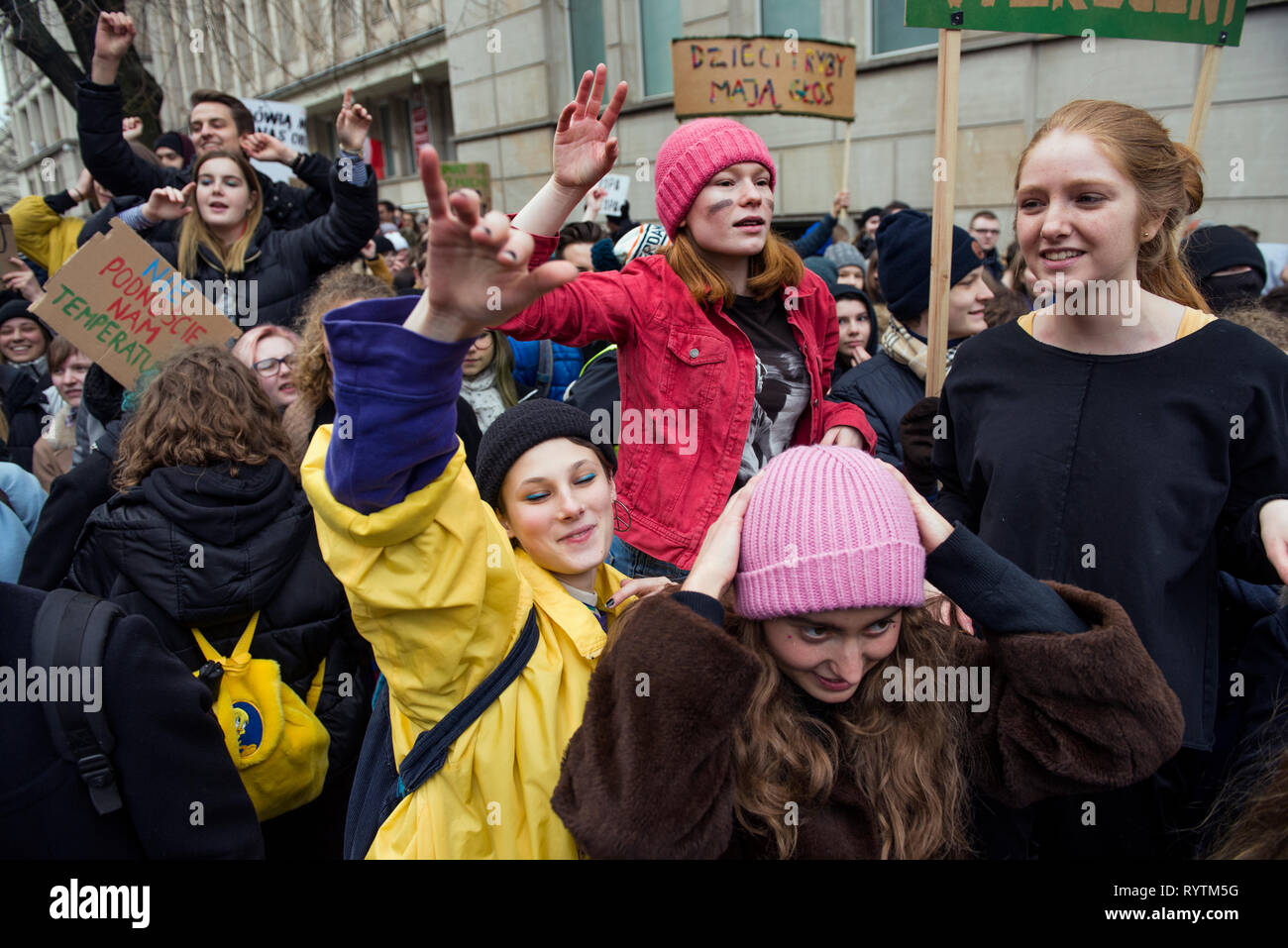 Warschau, Polen. 15. Mär 2019. Schüler tanzen gesehen, während die Erde in Warschau. Tausende Studenten und Schüler Klassen übersprungen und durch Warschau marschierte der Klimawandel zu protestieren. Studenten fordern von Politikern und Erwachsene in der Frage der globalen Erwärmung. Proteste waren in mehr als 100 Ländern unter dem Namen der Erde Streikbewegung geplant. Credit: SOPA Images Limited/Alamy leben Nachrichten Stockfoto