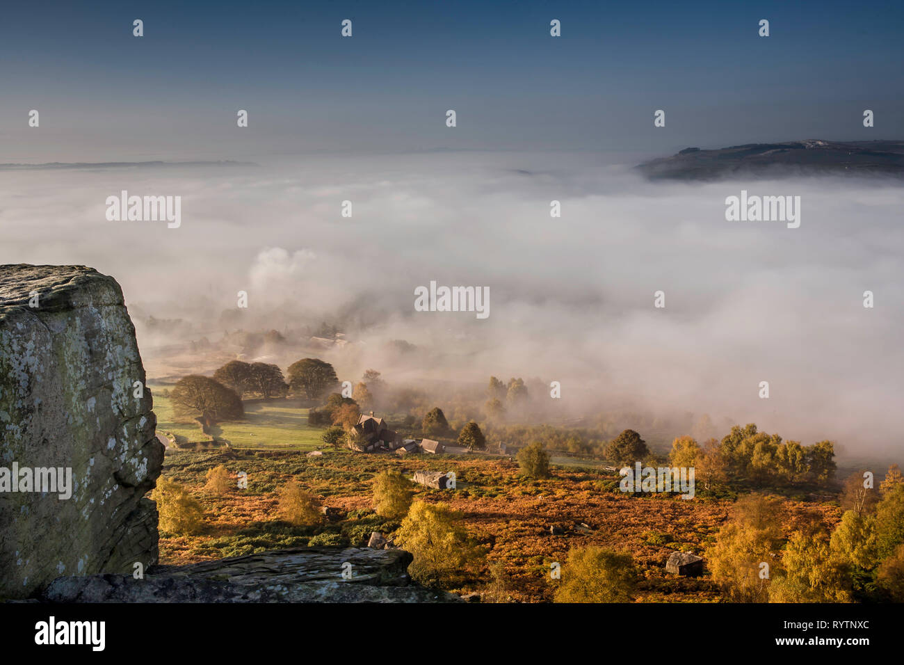 Blick von curbar Kante, Derbyshire mit Herbst Nebel im Tal Stockfoto