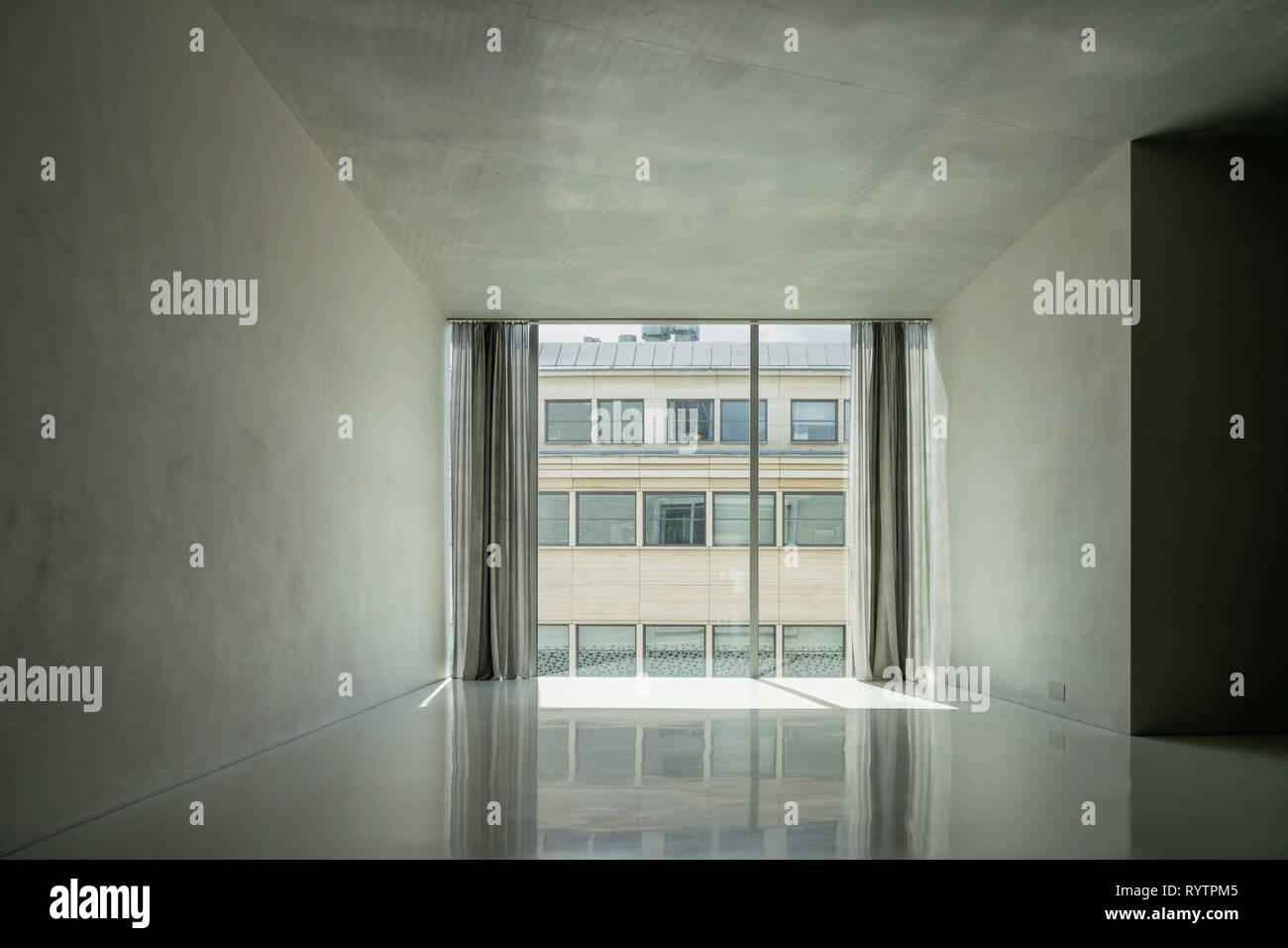 Leeren Raum mit leeren Wände Blick durch ein Fenster in die Zukunft, neue Möglichkeiten und neue Perspektiven Stockfoto