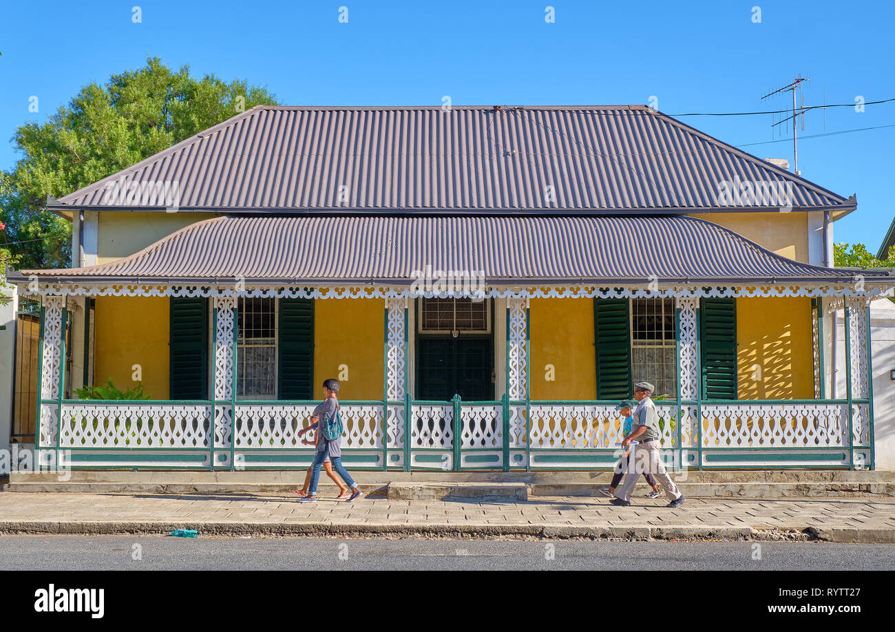 Lokale Fußgänger vor der typischen Karoo viktorianische Architektur, in Graaff Reinet, Südafrika Stockfoto