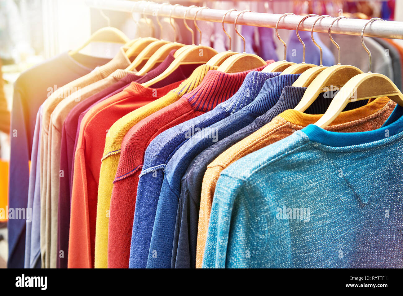 Pullover auf einem Kleiderbügel in einem Geschäft Stockfoto