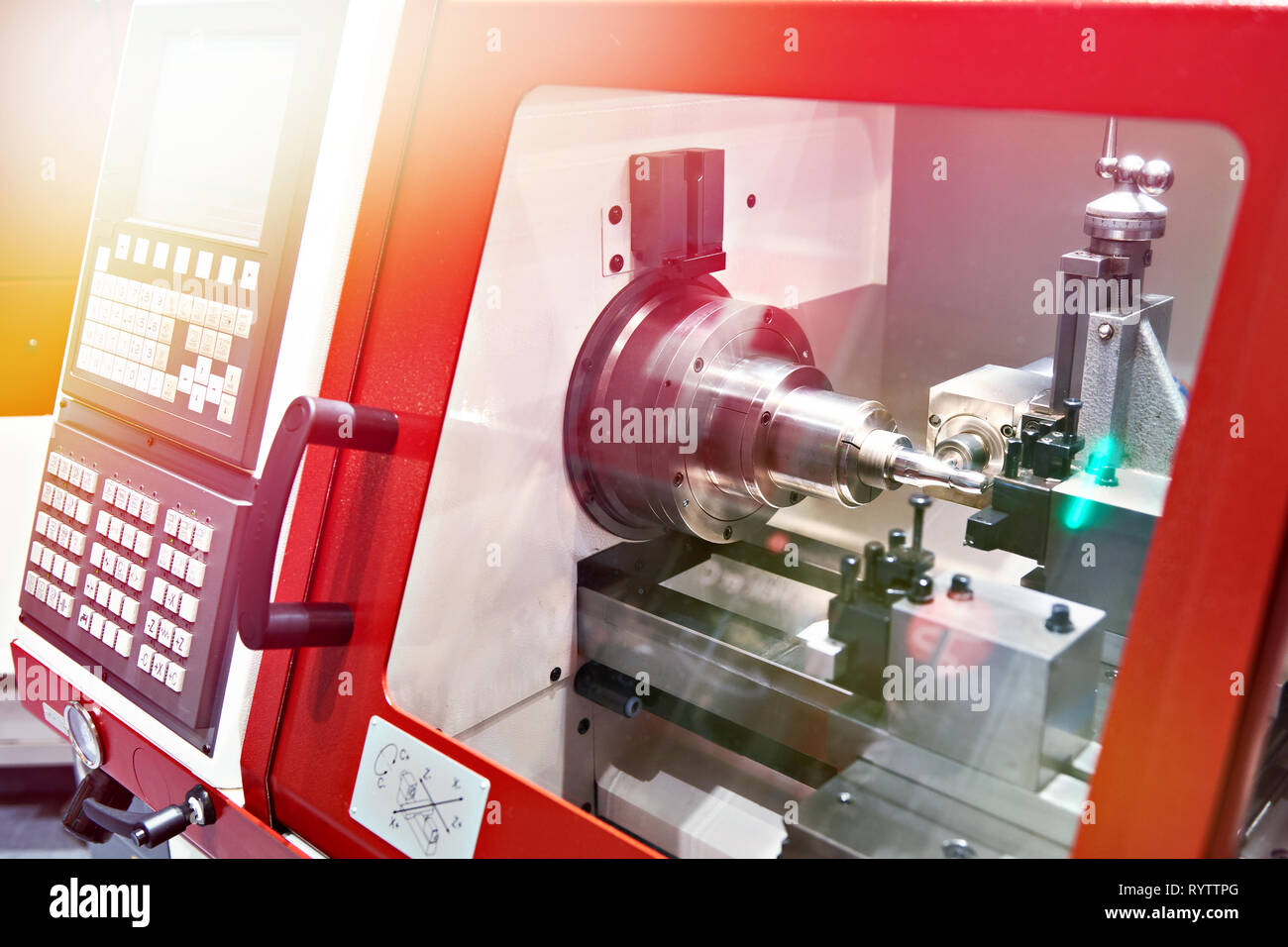 Moderne Drehmaschine mit CNC und Werkstück Stockfoto Moderne Drehmaschine mit CNC und Werkstück Stockfoto