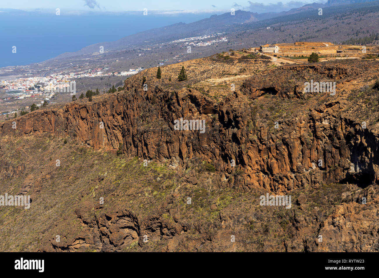 Blick in den Barranco de Guaria und einem entfernten finca Bauernhof oberhalb der Klippen, und die Klippen von Los Gigantes auf den fernen Horizont, von Las Fuentes Stockfoto