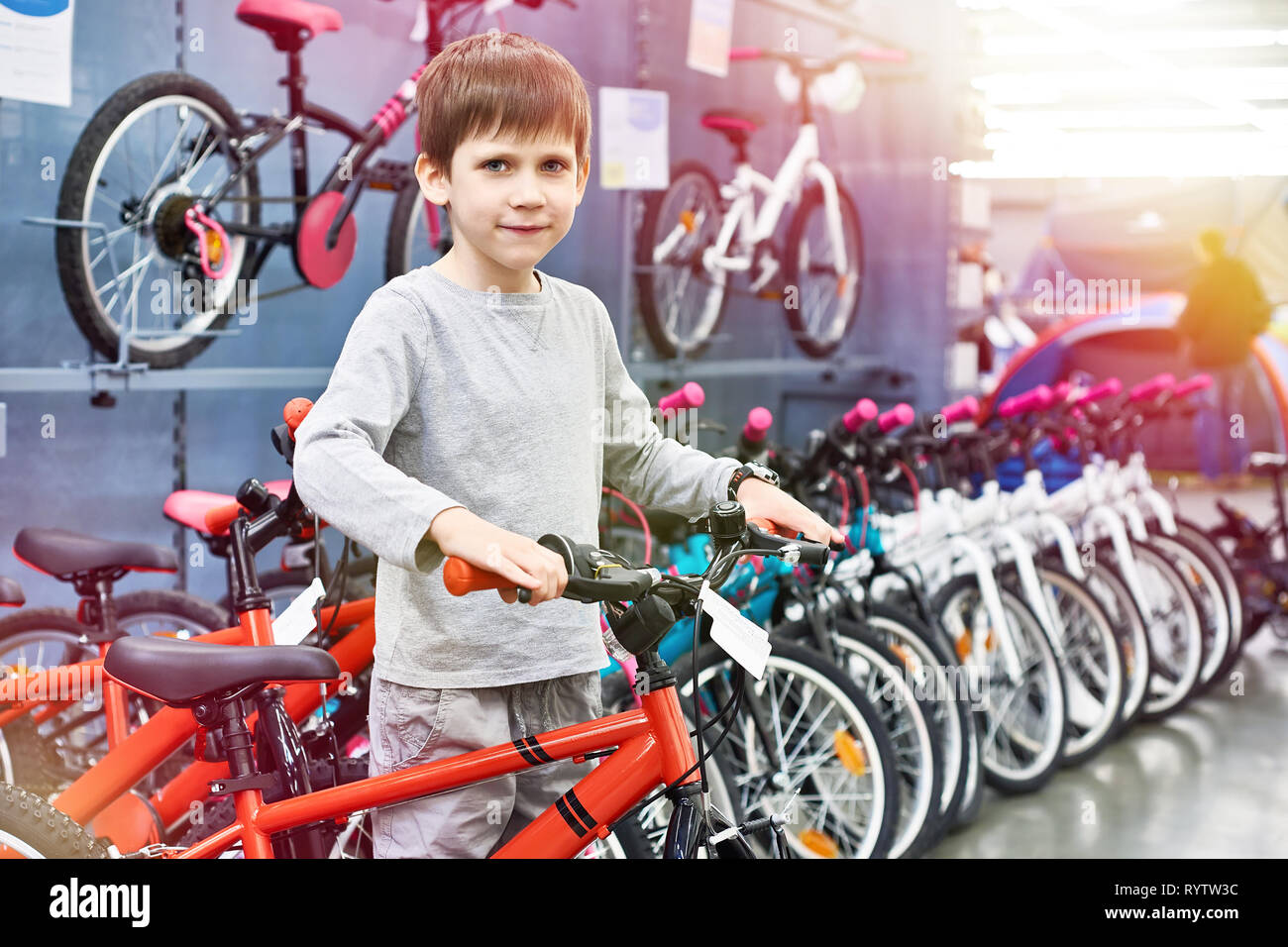 Junge wählt ein Fahrrad in einem Sport Supermarkt Stockfoto