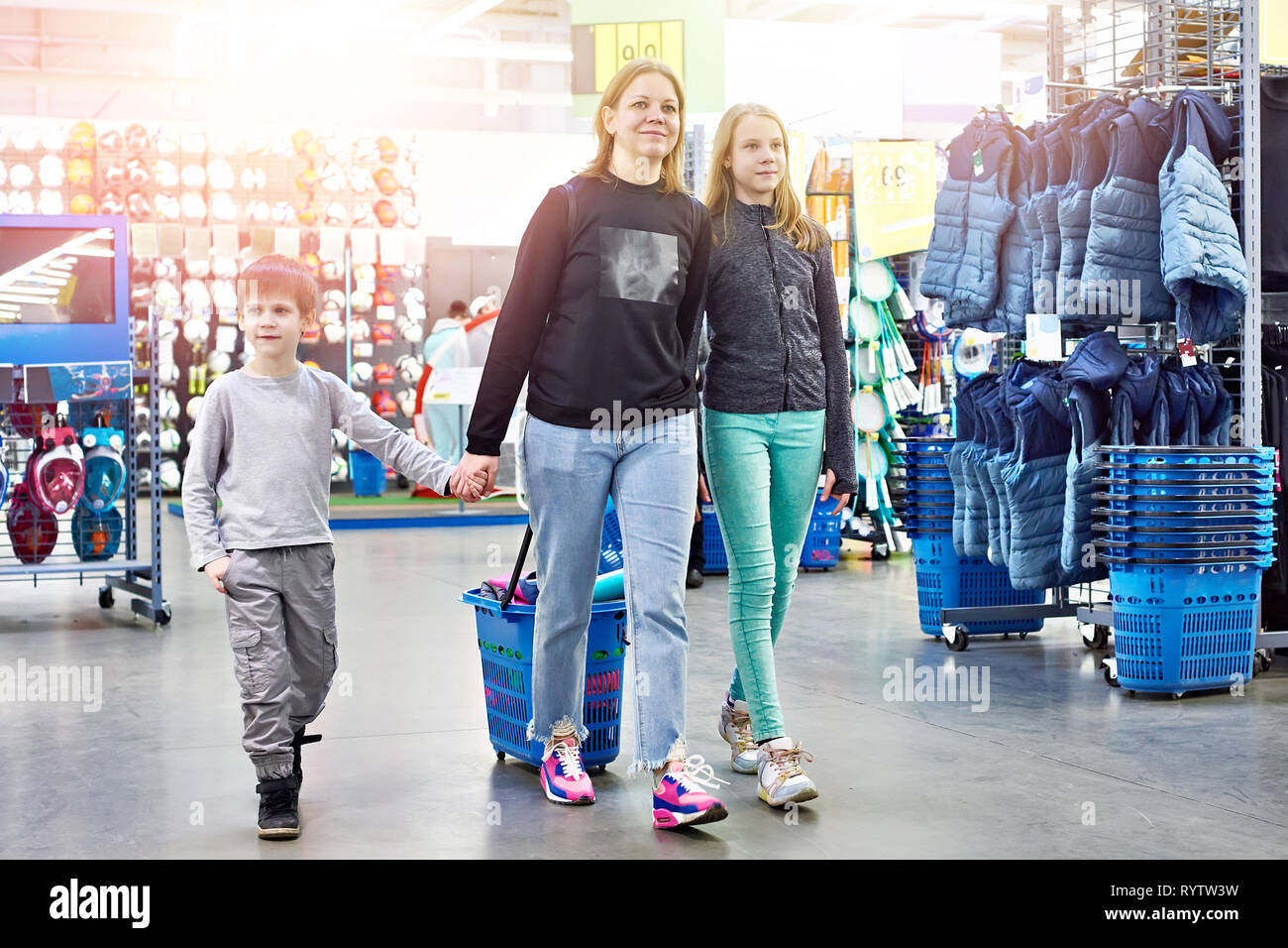 Familie mit einem Warenkorb in einem Sport Ware store Stockfoto
