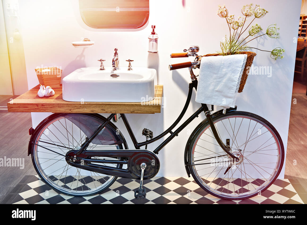 Waschbecken und retro Fahrrad im Badezimmer Stockfoto