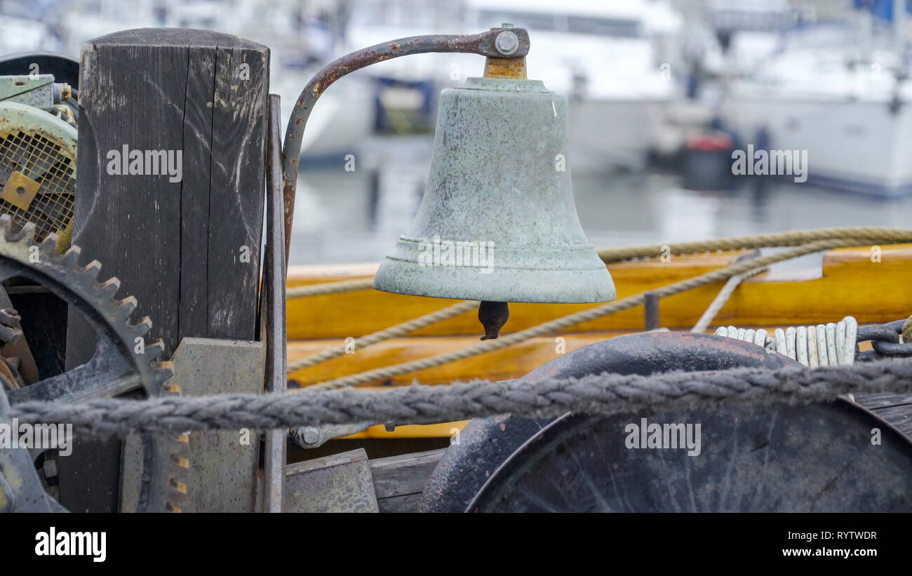 Eine kleine Glocke auf einem Teil des Boot Es ist zusammen mit dem Boot des Motors und andere Metallteile Stockfoto